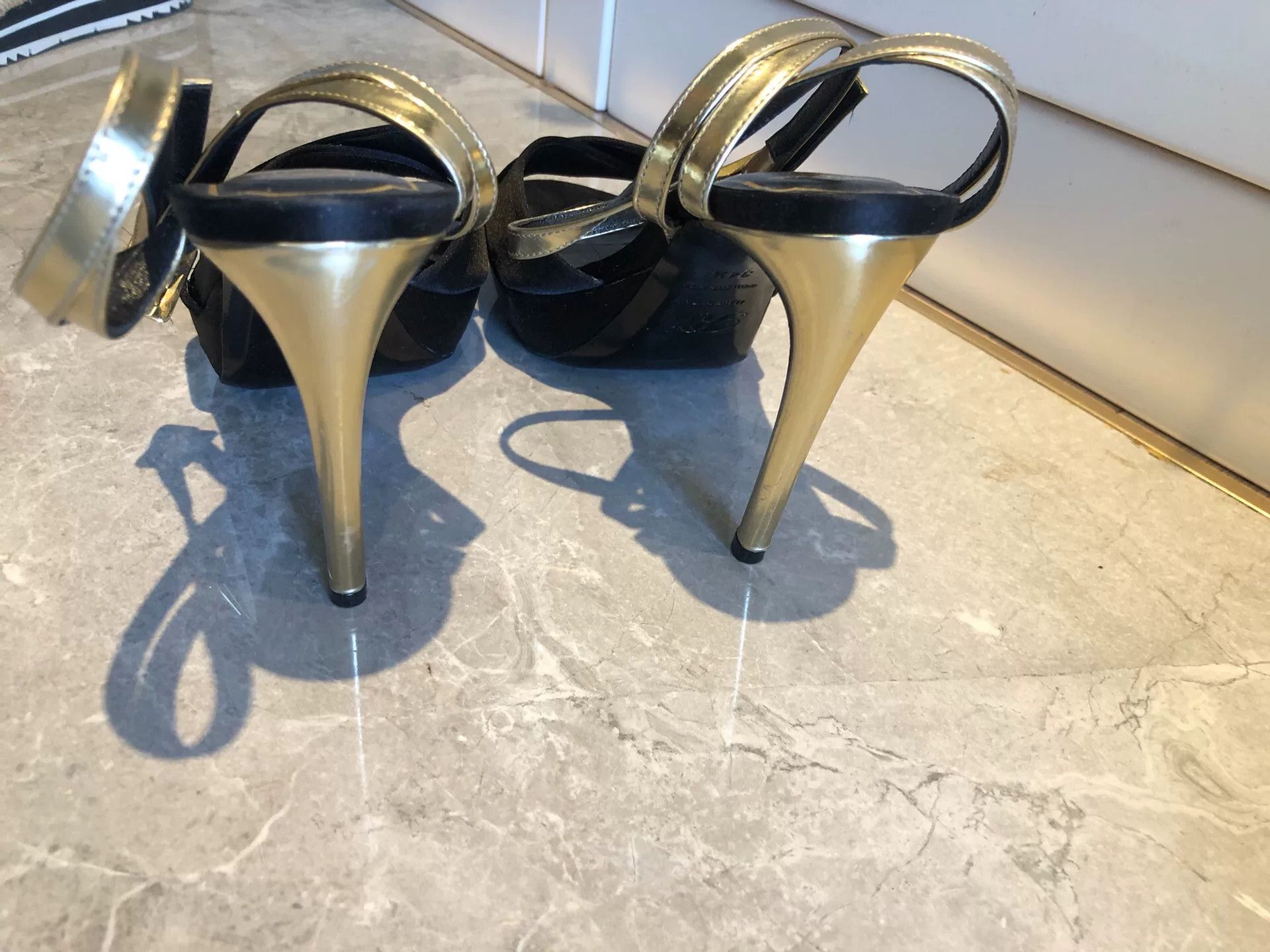 Roger Vivier Roger Vivier Gold Strap Platform Heel Sandal Size US 4.5 / IT 34.5 - 6 Thumbnail