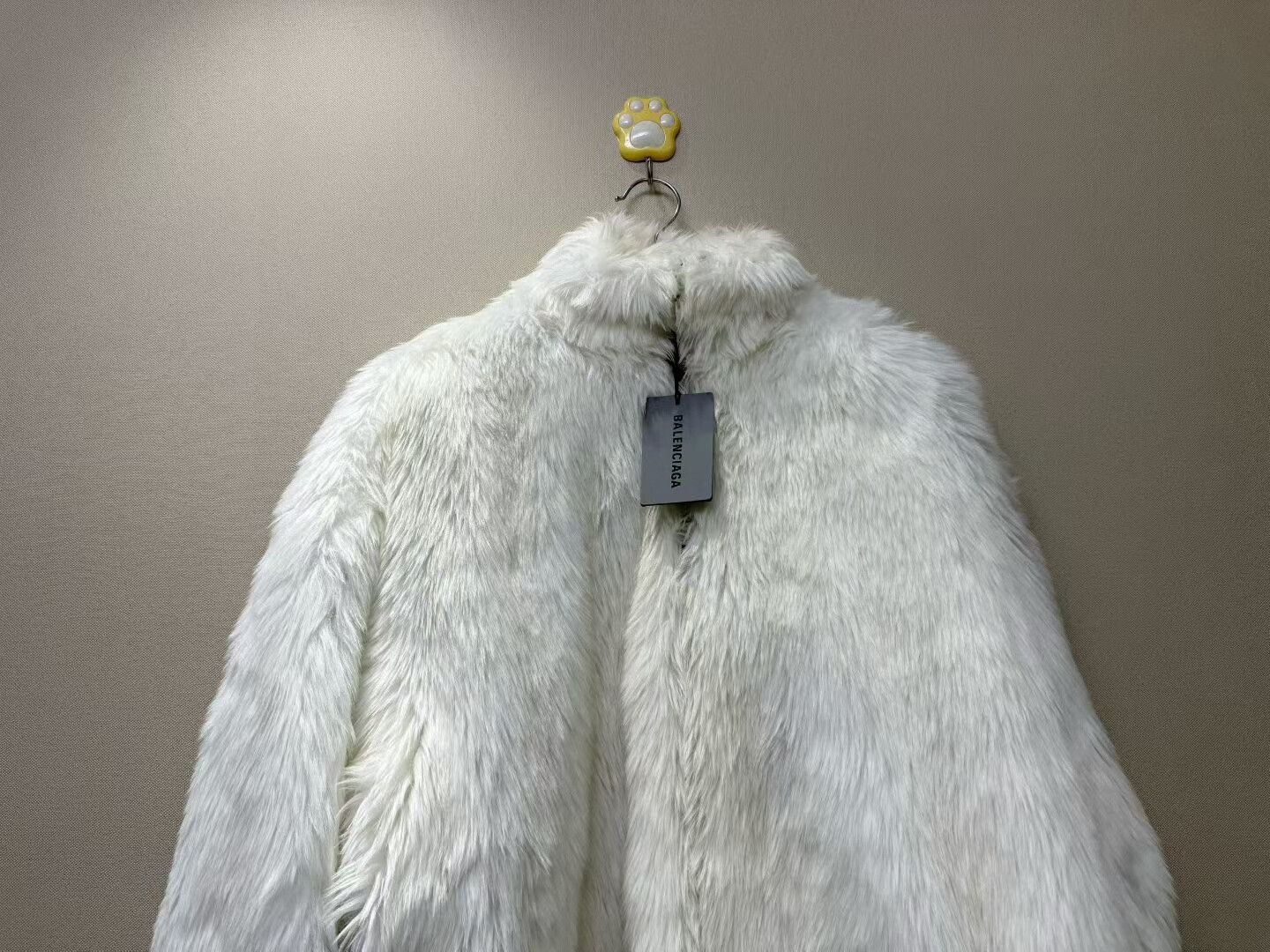 Balenciaga Balenciaga BB White Back Logo Fur Jacket Size XXS / US 00 / IT 34 - 2 Thumbnail