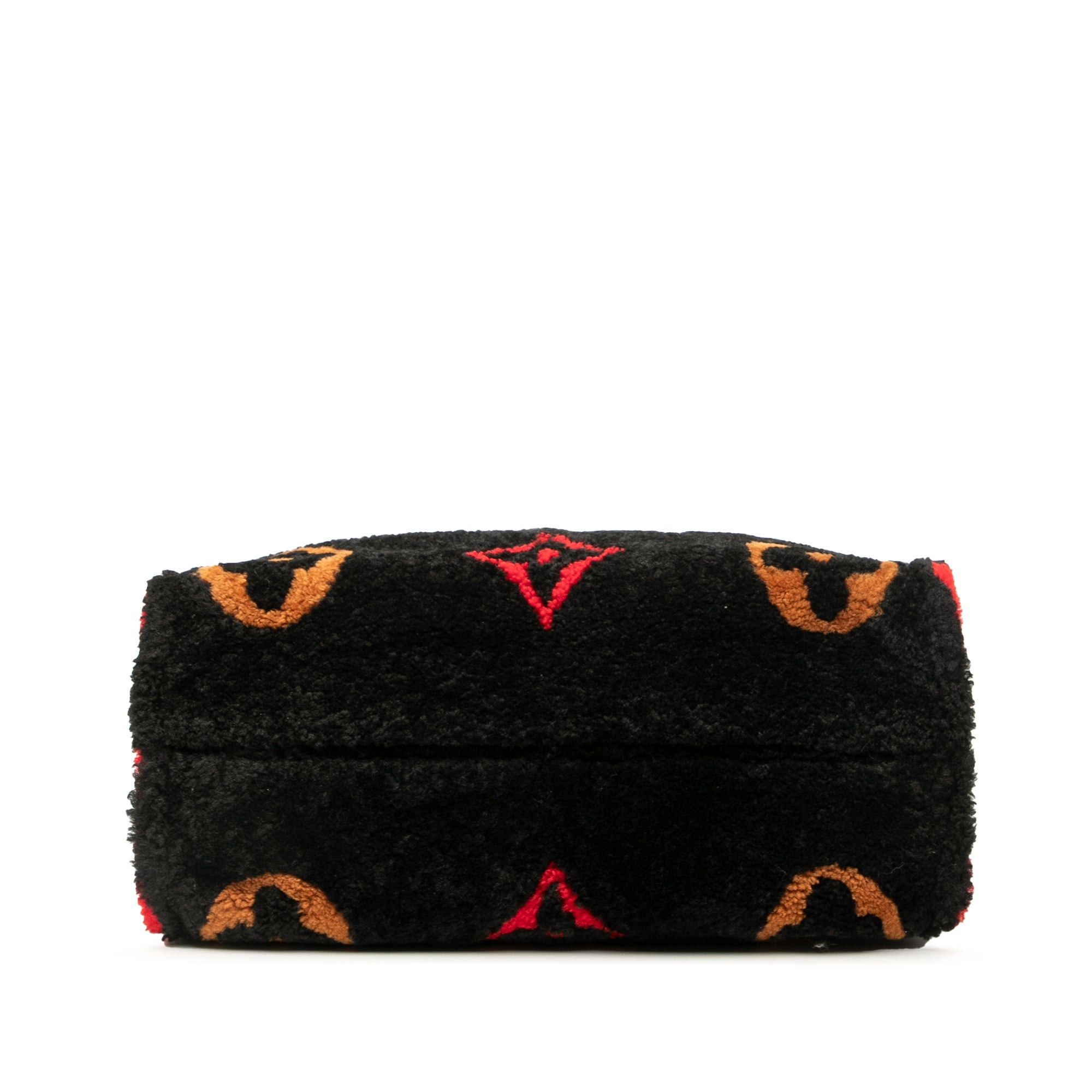 Louis Vuitton Monogram Giant Shearling Teddy Onthego GM Size ONE SIZE - 3 Thumbnail