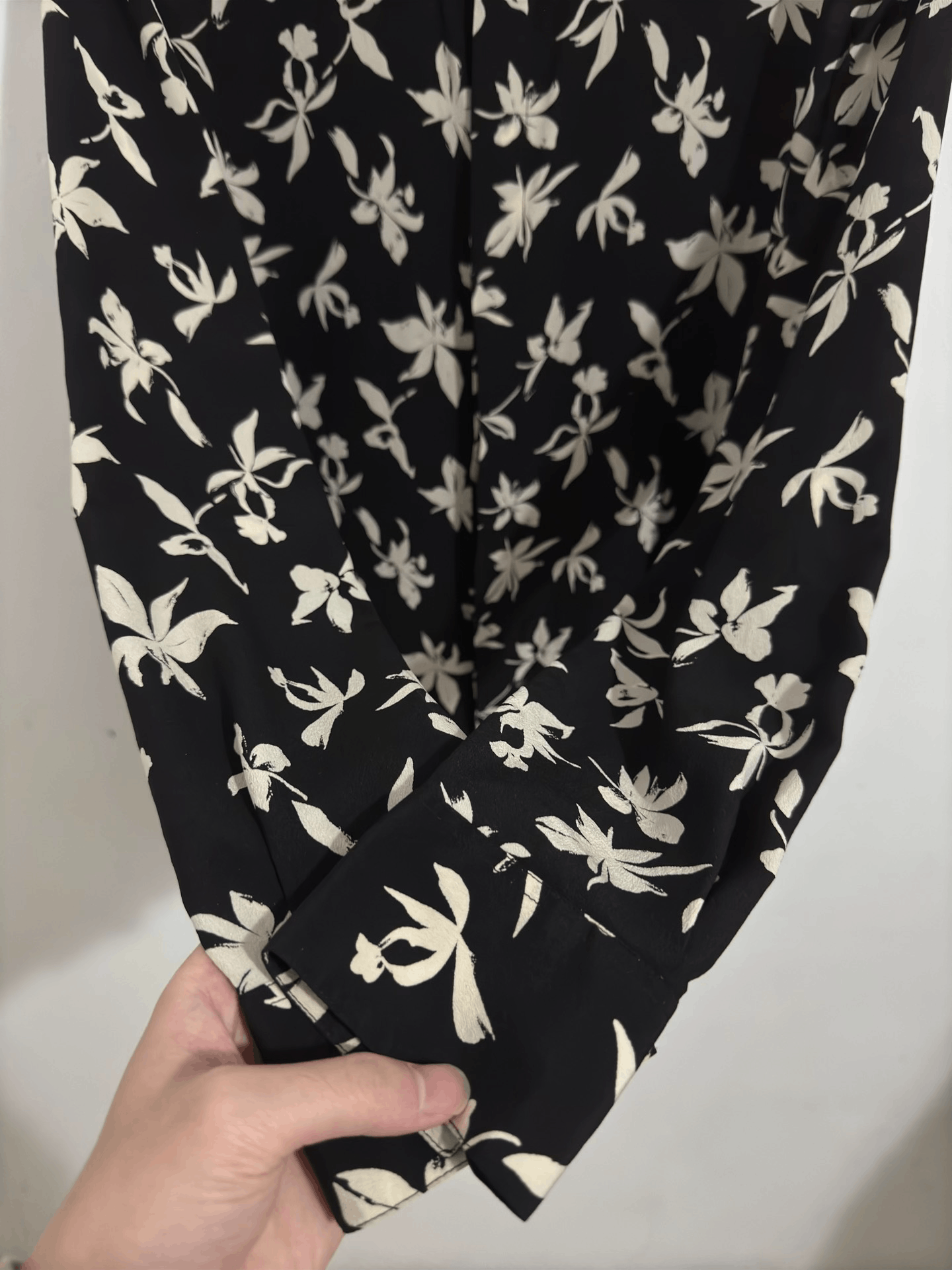 Saint Laurent Paris Black and White Floral Silk Shirt Size US XXS / EU 40 - 4 Thumbnail