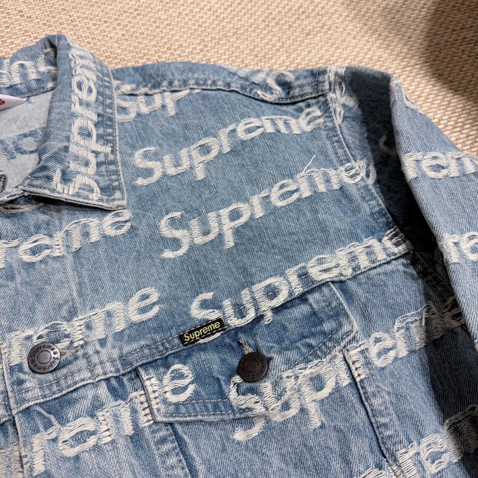 Supreme Supreme Frayed Logo Denim Trucker Jacket Size US S / EU 44-46 / 1 - 3 Thumbnail