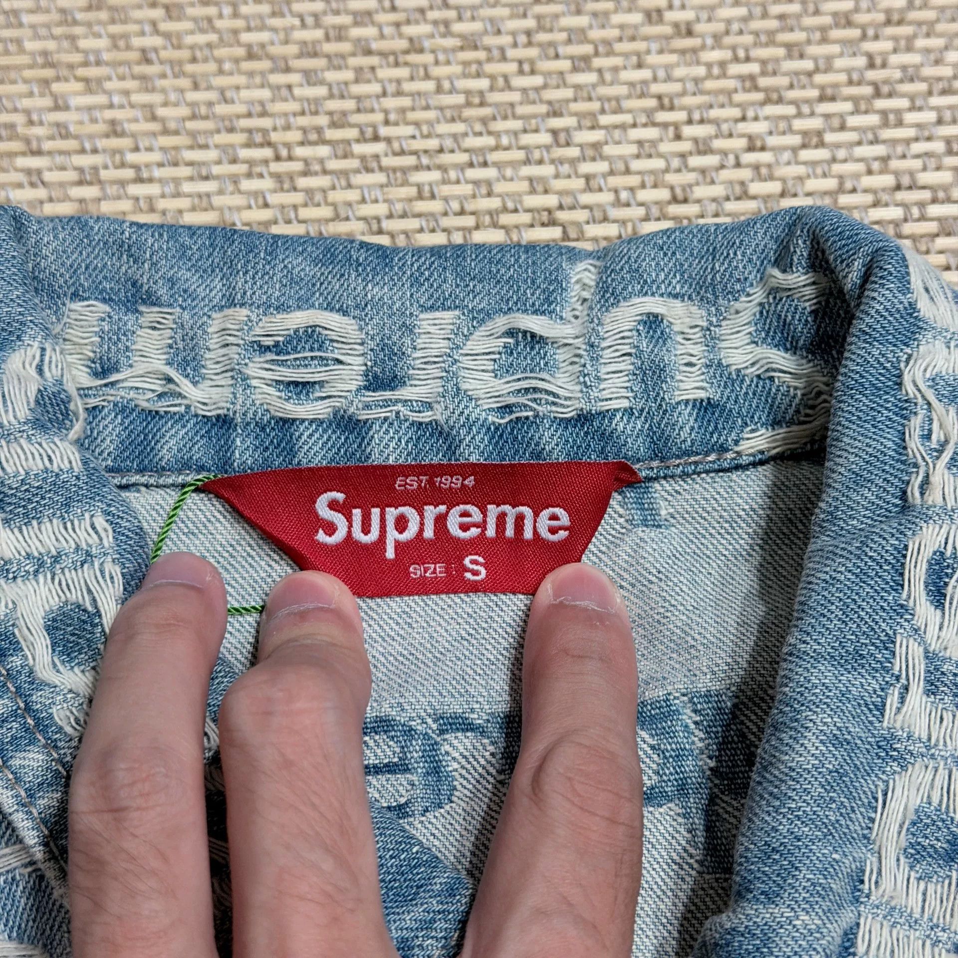 Supreme Supreme Frayed Logo Denim Trucker Jacket Size US S / EU 44-46 / 1 - 6 Thumbnail