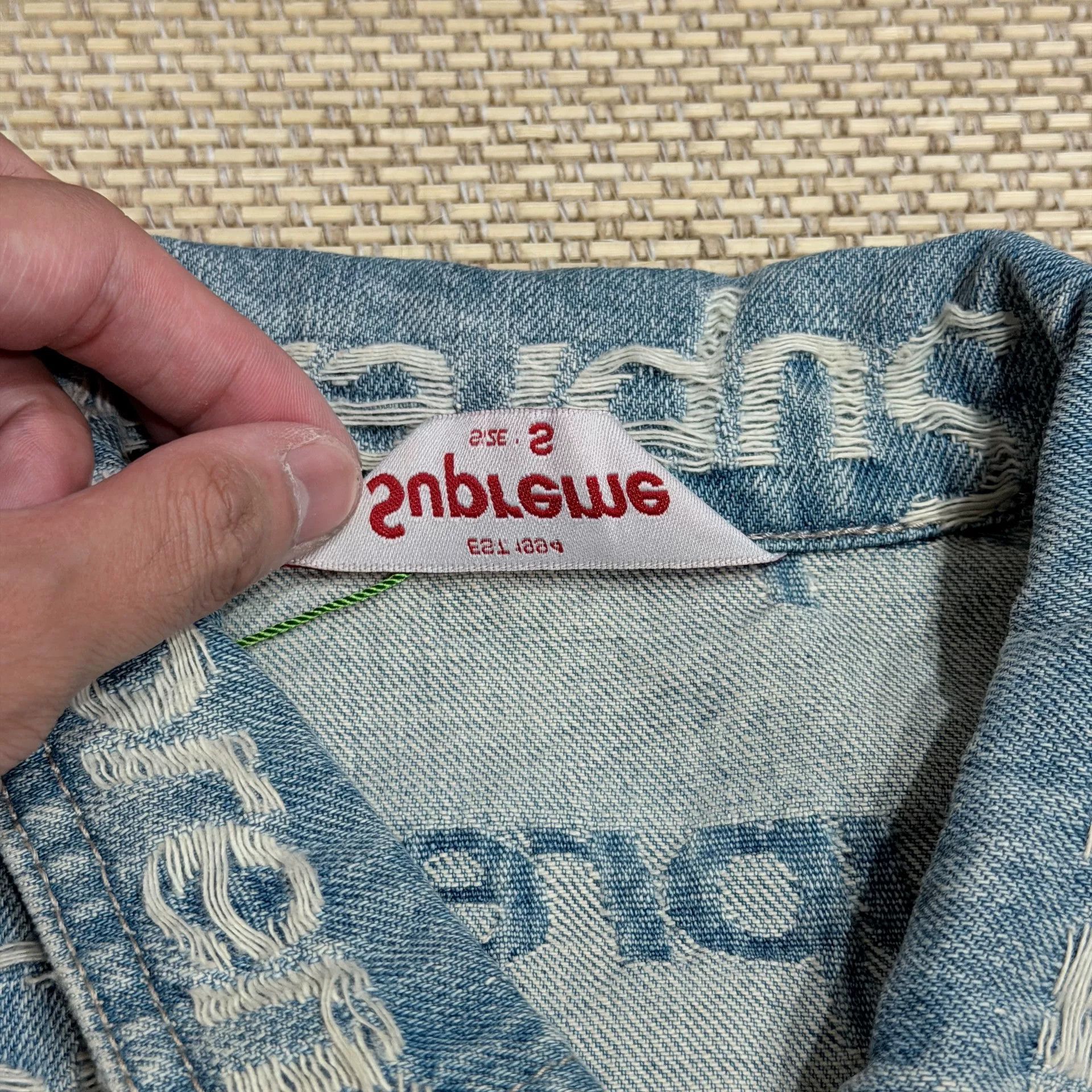 Supreme Supreme Frayed Logo Denim Trucker Jacket Size US S / EU 44-46 / 1 - 5 Thumbnail