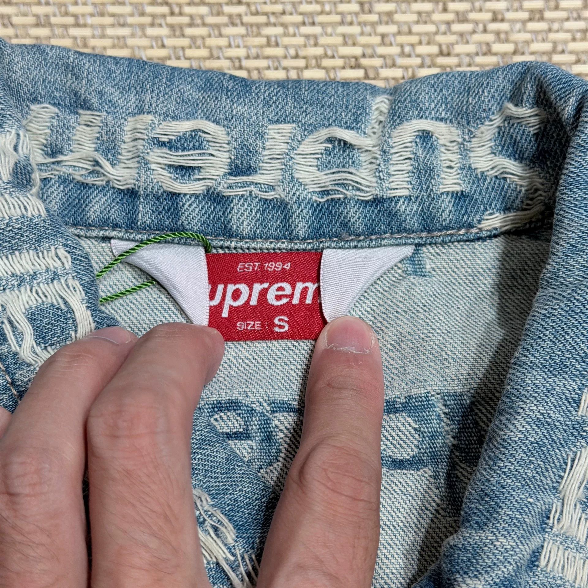 Supreme Supreme Frayed Logo Denim Trucker Jacket Size US S / EU 44-46 / 1 - 4 Thumbnail