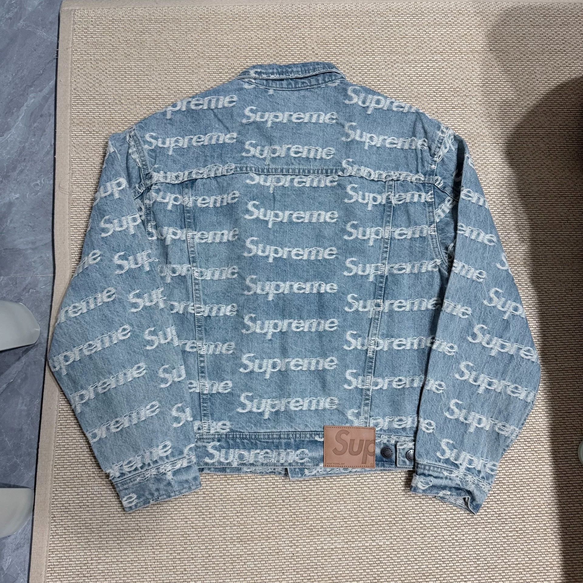 Supreme Supreme Frayed Logo Denim Trucker Jacket Size US S / EU 44-46 / 1 - 2 Thumbnail