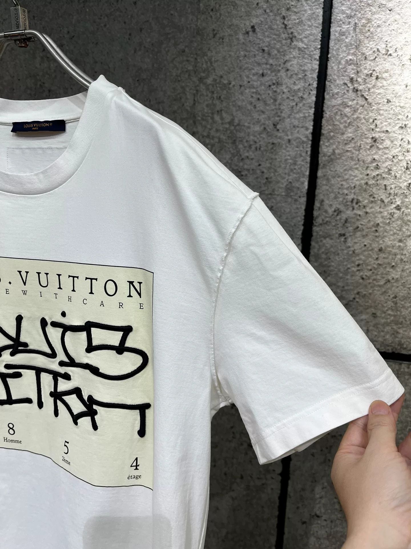 Louis Vuitton Louis Vuitton White Letter Short-Sleeve Tee L Size US L / EU 52-54 / 3 - 5 Thumbnail