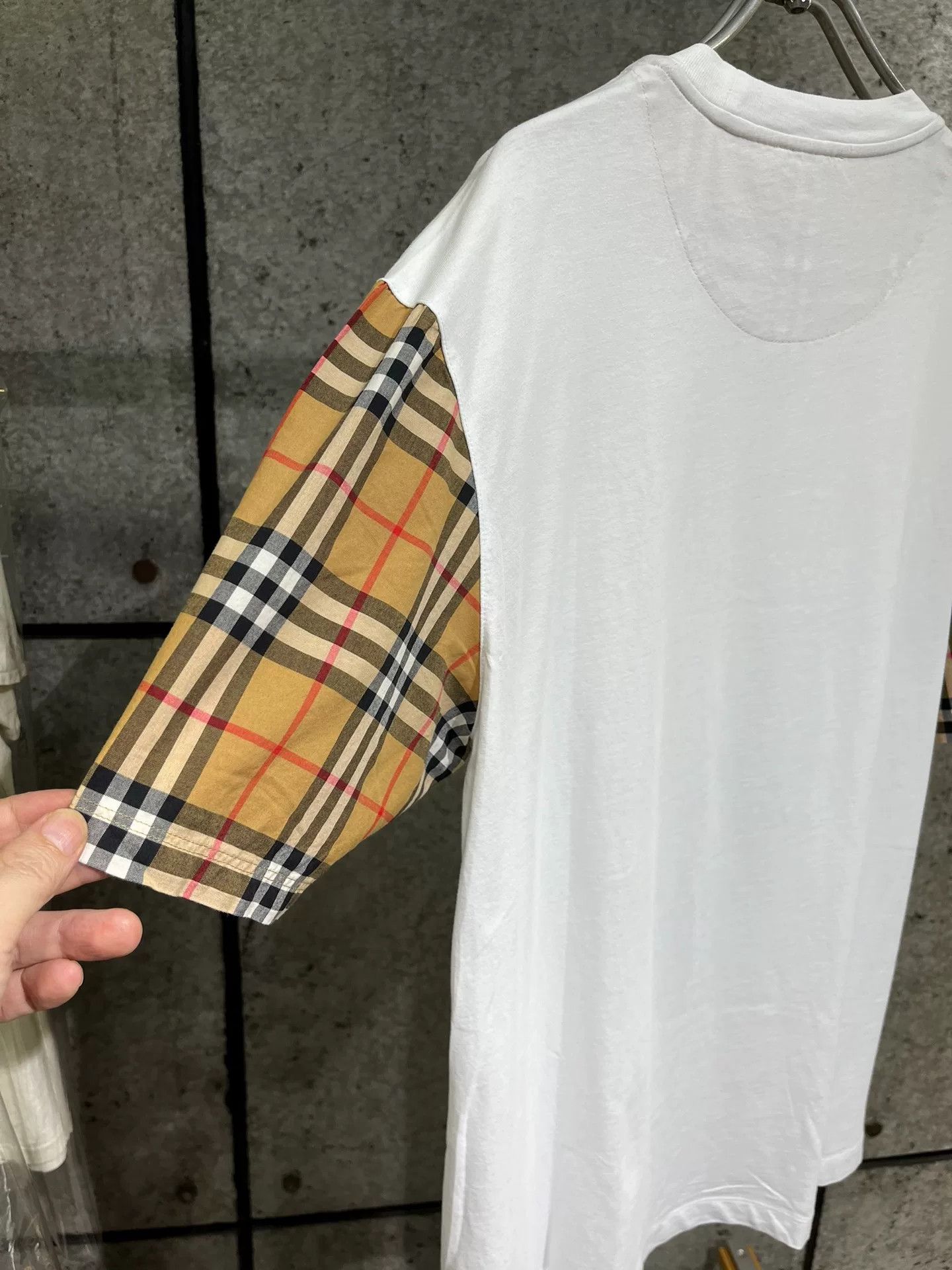 Burberry Burberry Check Round Neck Short Sleeve M Size US M / EU 48-50 / 2 - 7 Thumbnail