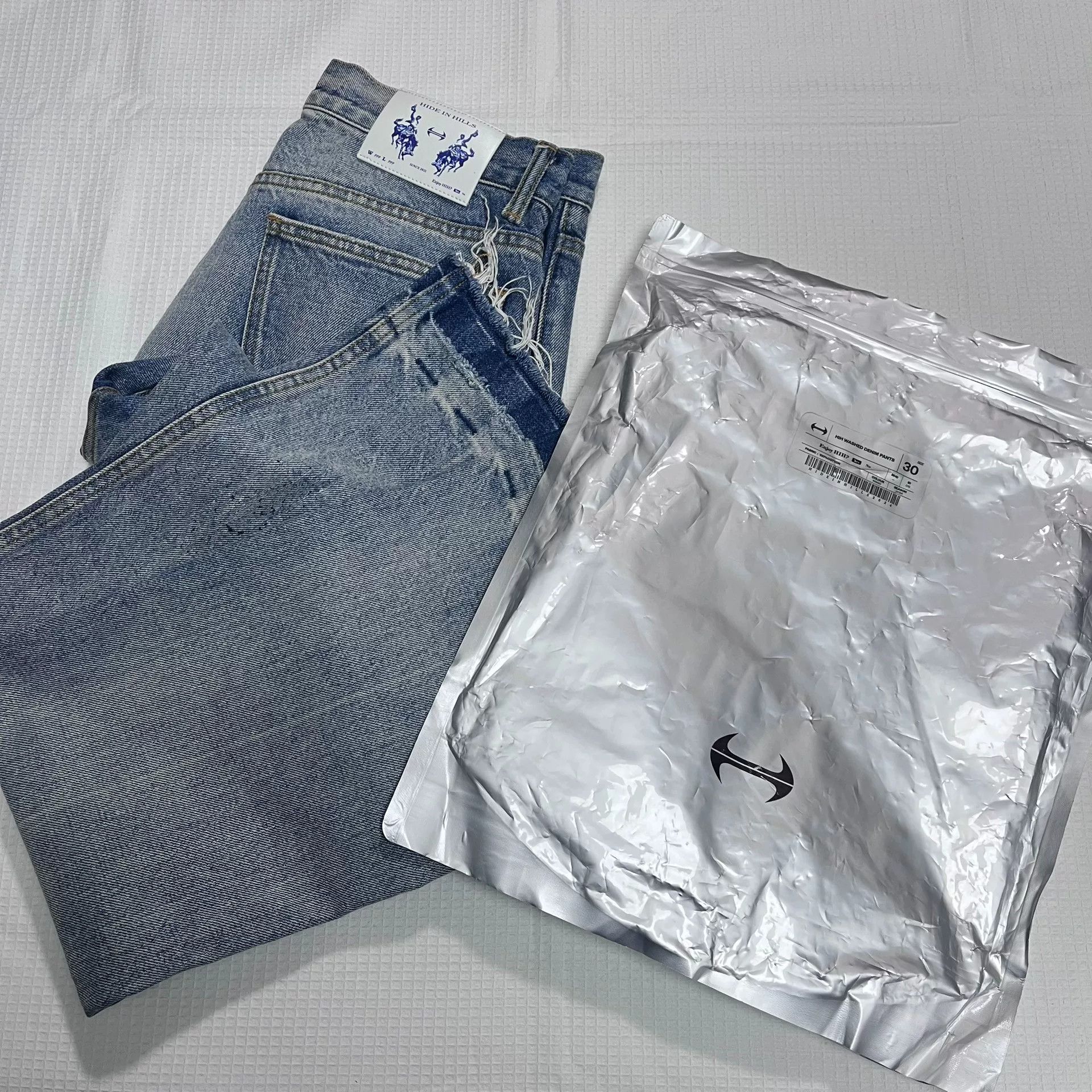 HIDEAWAYS Hide in Hills Ink Splatter Flared Washed Jeans Size 30" / US 8 / IT 44 - 9 Thumbnail