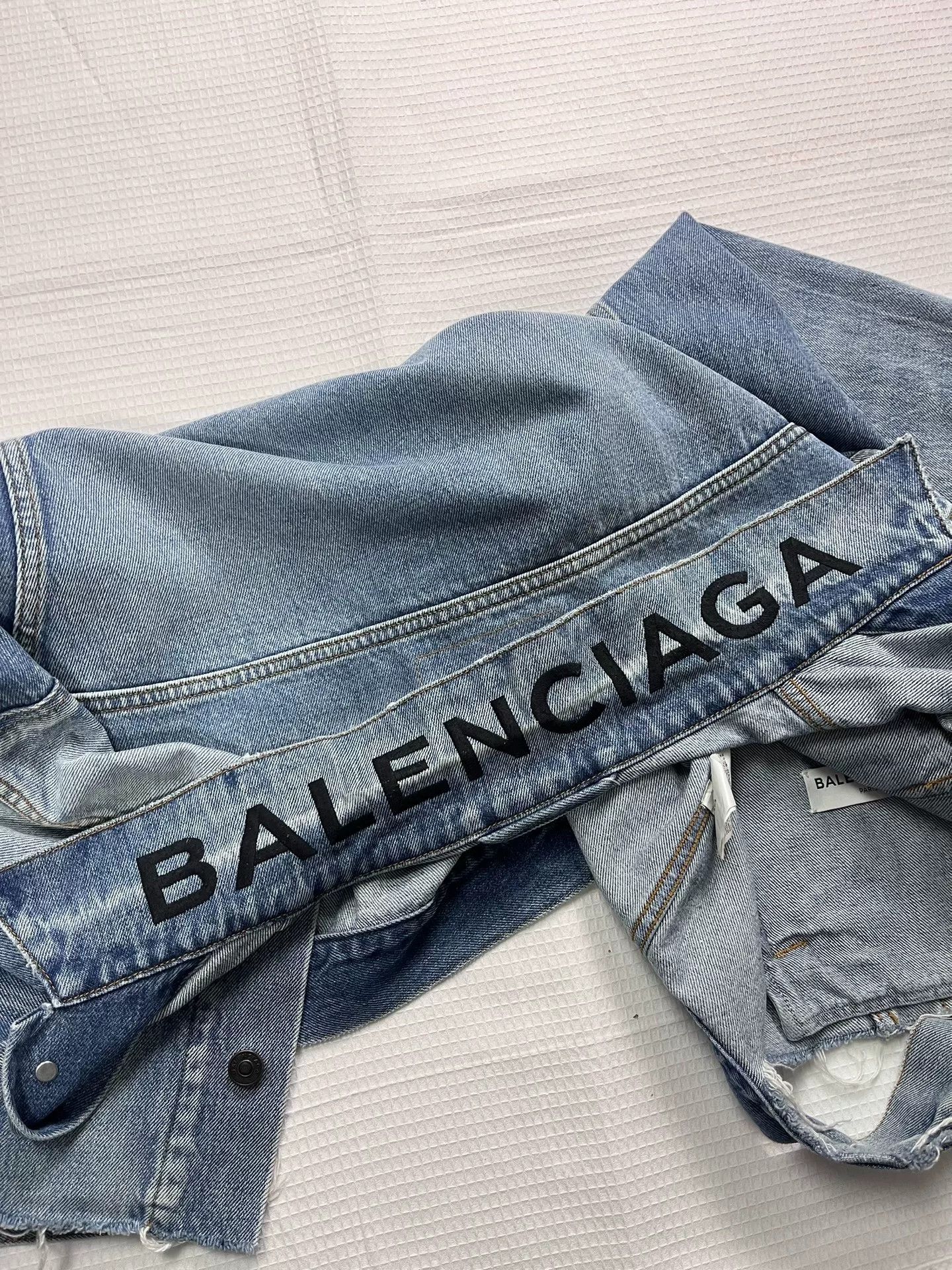 Balenciaga Balenciaga Collar Letter Distressed Denim Jacket Size XXS / US 00 / IT 34 - 9 Thumbnail
