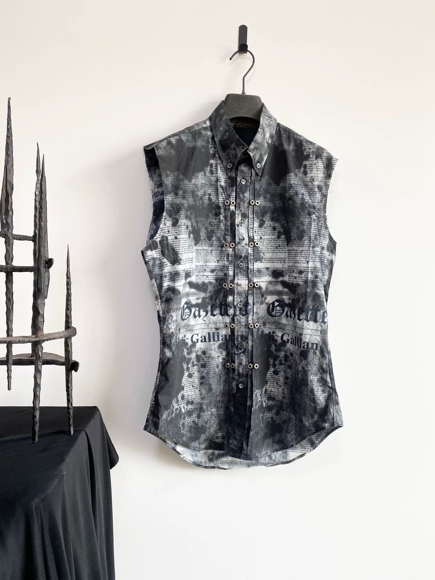 John Galliano John Galliano Screw Cap Newspaper Vest Size US M / EU 48-50 / 2 - 2 Thumbnail