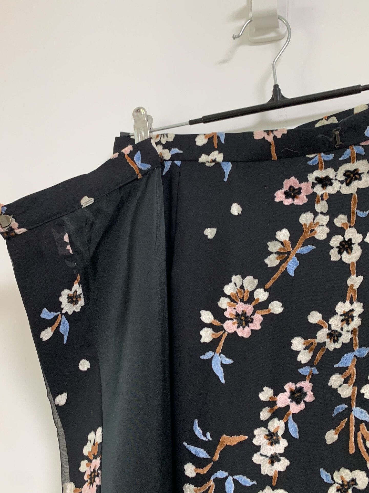 KEITAMARUYAMA Embroidered Floral Velvet Midi Skirt Size 28" / US 6 / IT 42 - 3 Thumbnail