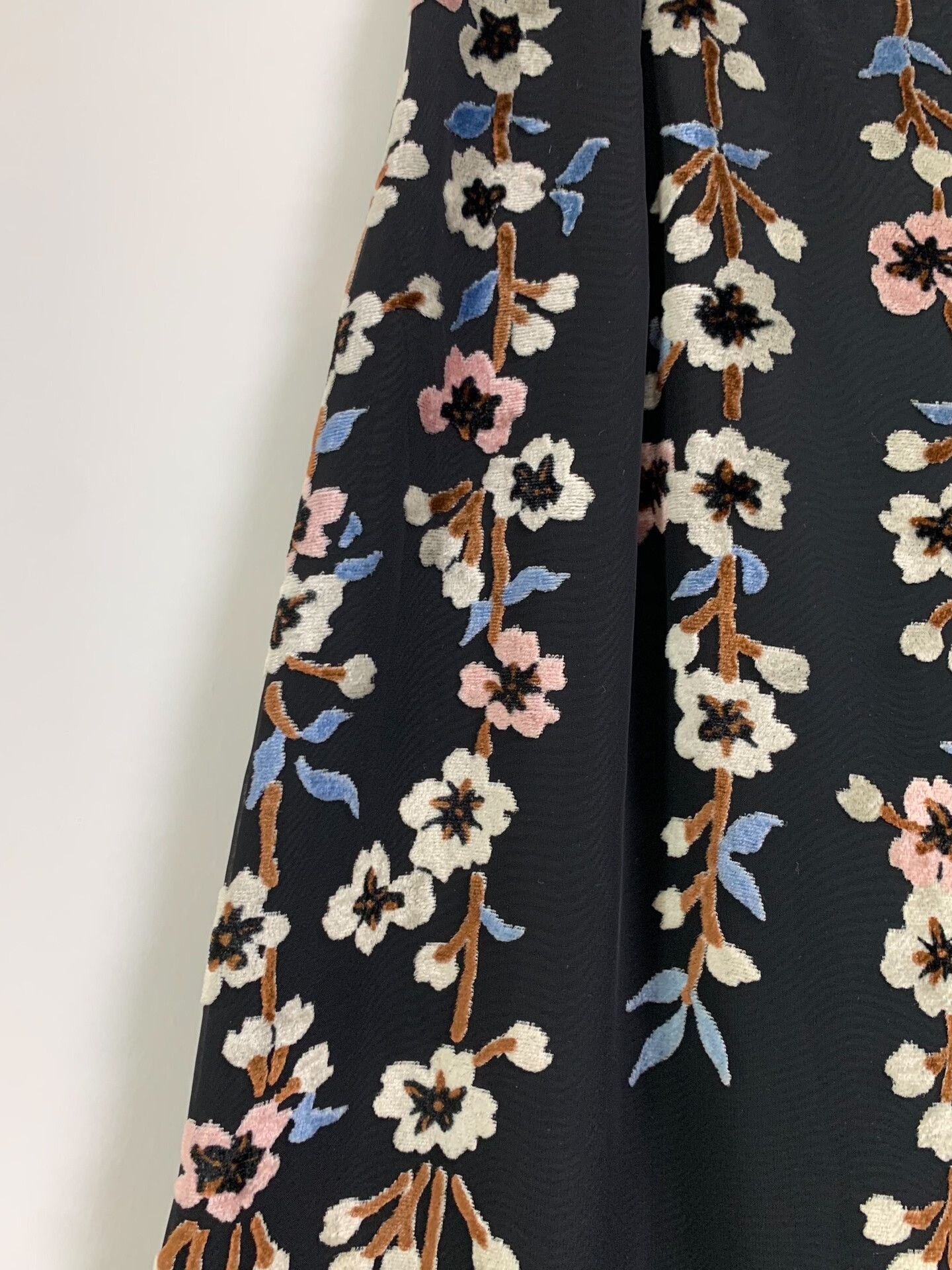KEITAMARUYAMA Embroidered Floral Velvet Midi Skirt Size 28" / US 6 / IT 42 - 6 Thumbnail