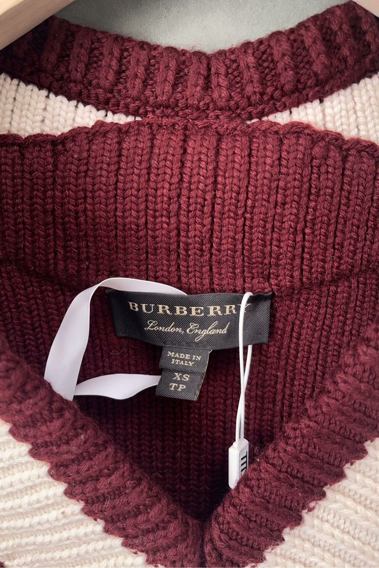 Burberry Burberry Red White V-Neck Wool Sweater Size US XS / EU 42 / 0 - 3 Thumbnail