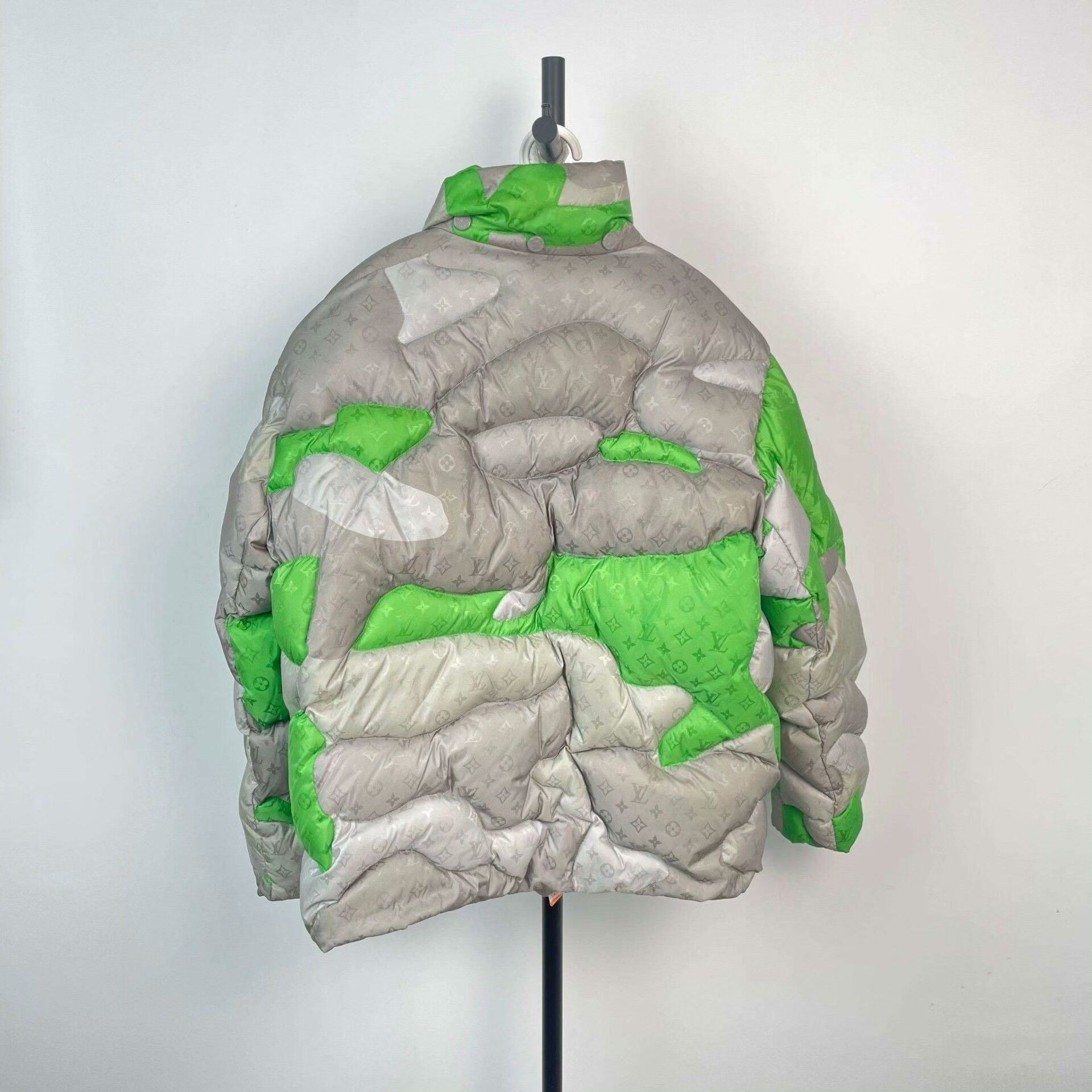 Louis Vuitton Louis Vuitton 23 Show Logo Print Hooded Down Jacket Size US M / EU 48-50 / 2 - 2 Thumbnail