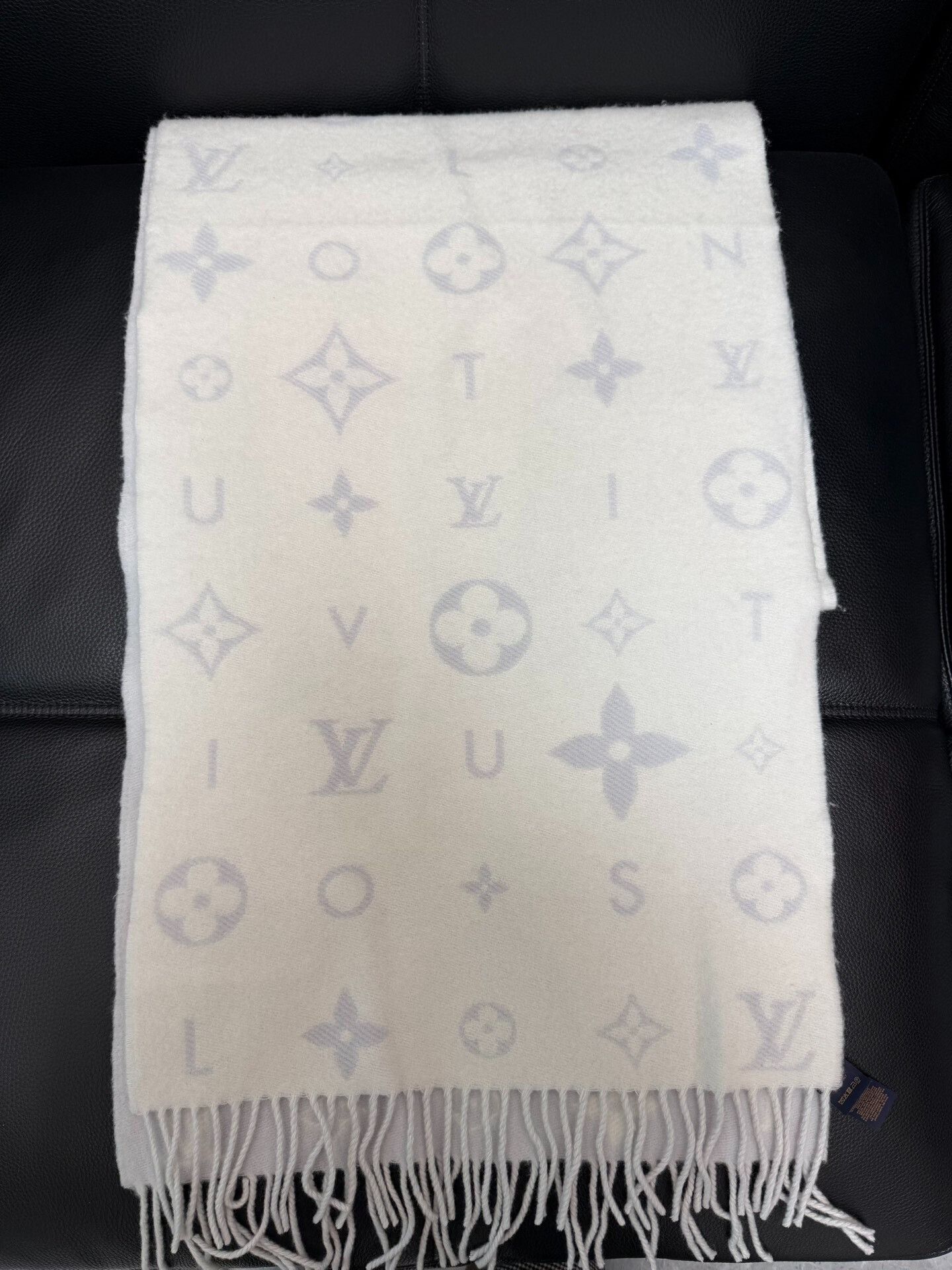 Louis Vuitton LV Small Logo Cashmere Scarf Size ONE SIZE - 4 Thumbnail