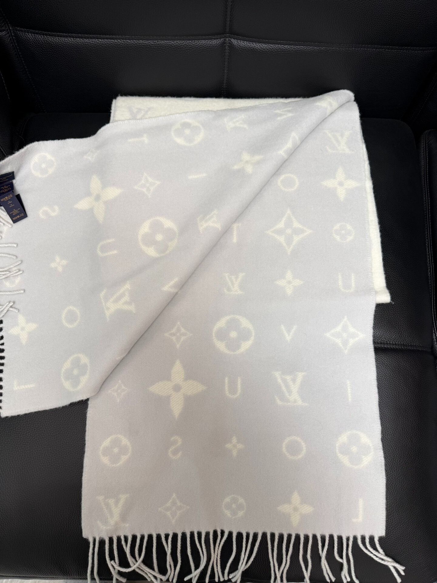 Louis Vuitton LV Small Logo Cashmere Scarf Size ONE SIZE - 3 Thumbnail