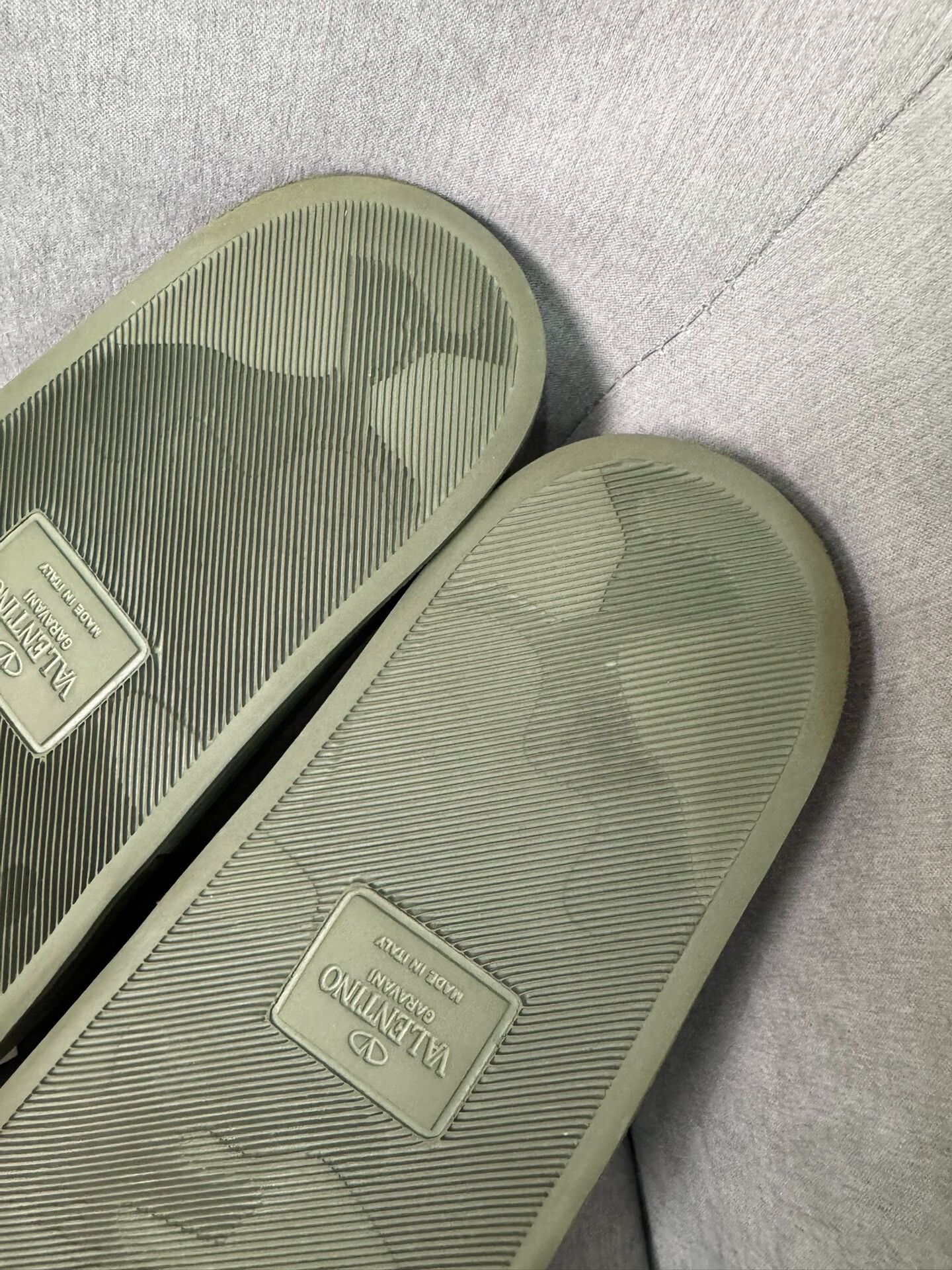 Valentino Valentino Studded Slippers Size US 7 / IT 37 - 9 Thumbnail