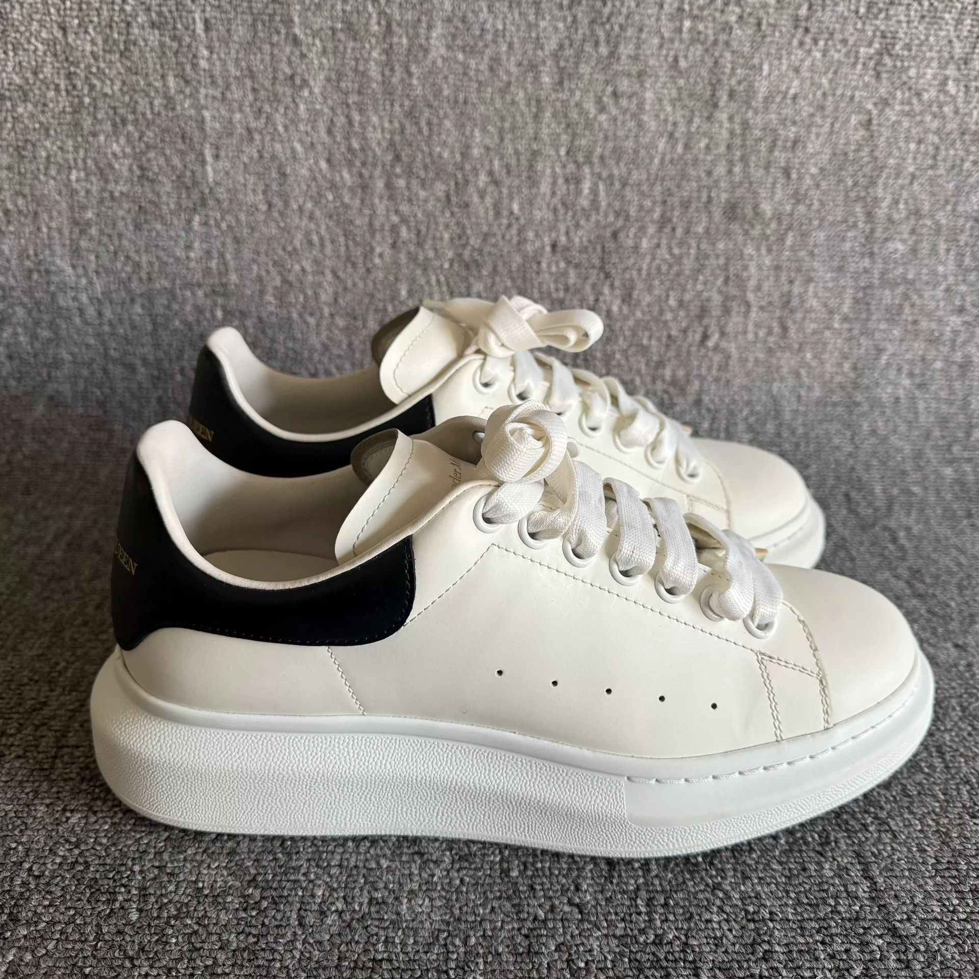 Alexander McQueen Alexander McQueen Black Tail Size 40 Size US 7 / EU 40 - 5 Thumbnail