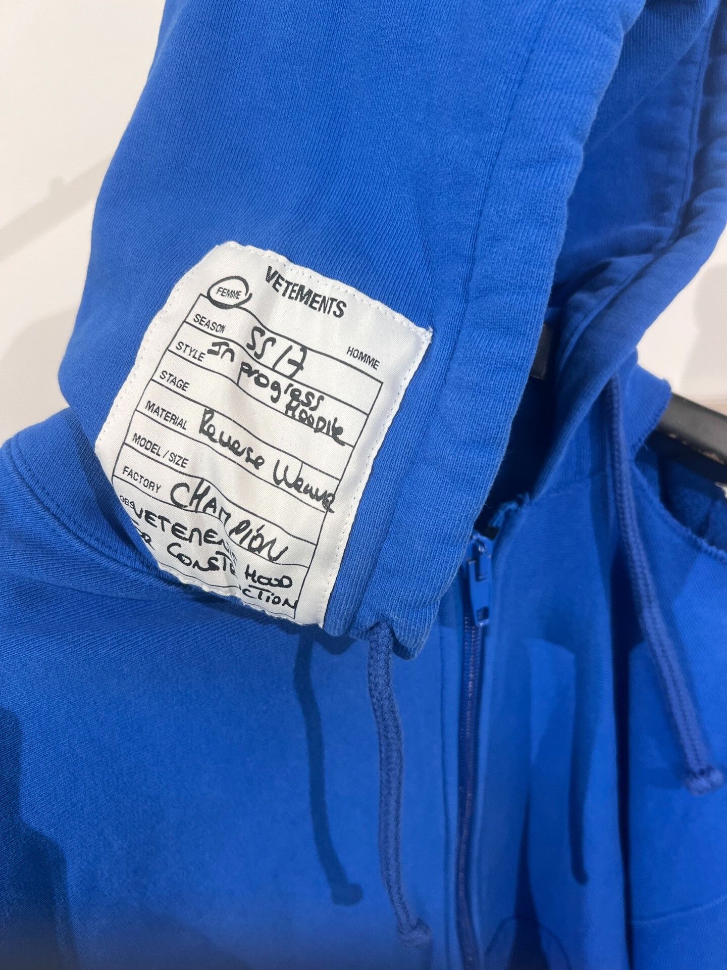 Vetements Vetements x Champion Off-Shoulder Distressed Hoodie XS Size XS / US 0-2 / IT 36-38 - 4 Thumbnail