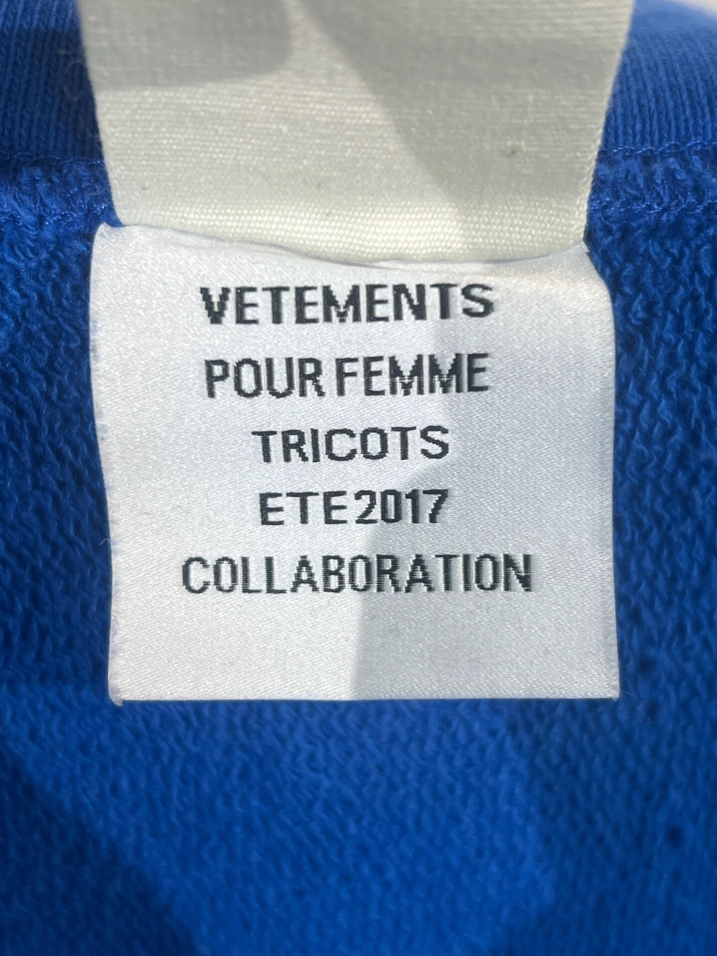 Vetements Vetements x Champion Off-Shoulder Distressed Hoodie XS Size XS / US 0-2 / IT 36-38 - 6 Thumbnail