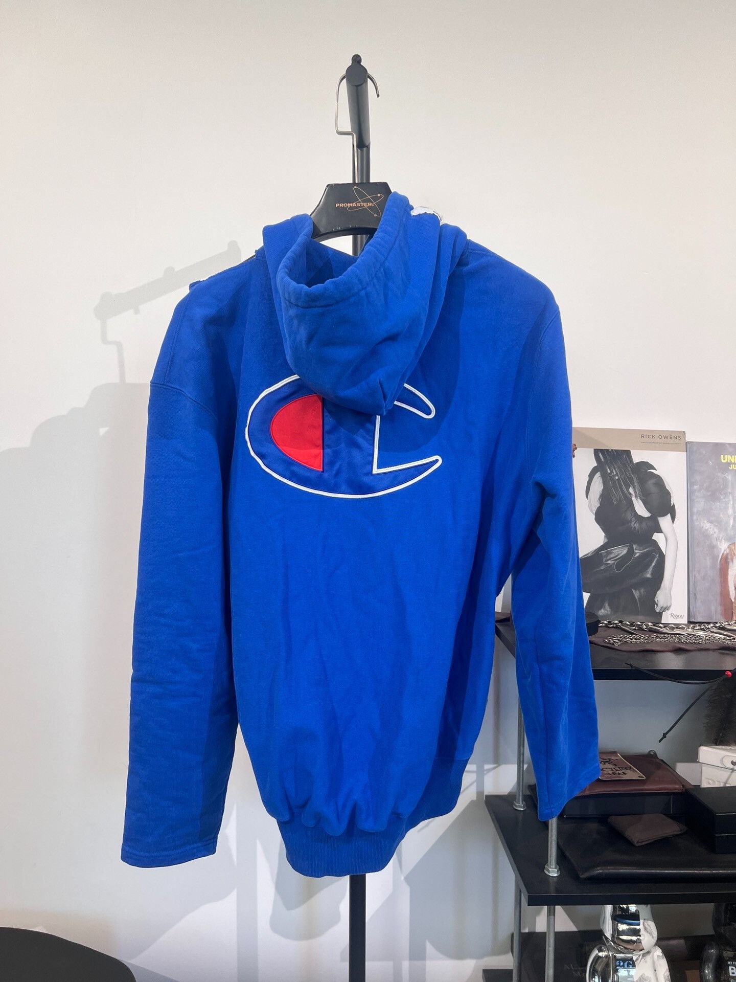Vetements Vetements x Champion Off-Shoulder Distressed Hoodie XS Size XS / US 0-2 / IT 36-38 - 2 Thumbnail