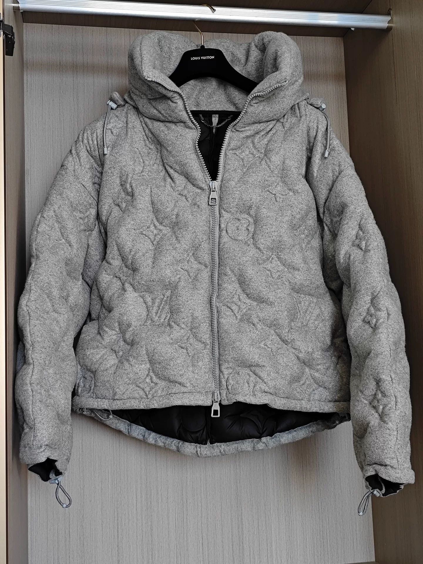 Louis Vuitton Louis Vuitton 19FW Embossed Gray Down Jacket Size US M / EU 48-50 / 2 - 2 Thumbnail