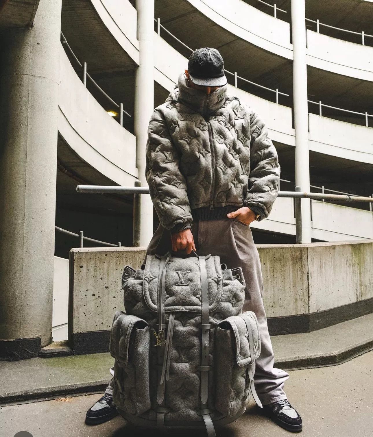 Louis Vuitton Louis Vuitton 19FW Embossed Gray Down Jacket Size US M / EU 48-50 / 2 - 7 Thumbnail