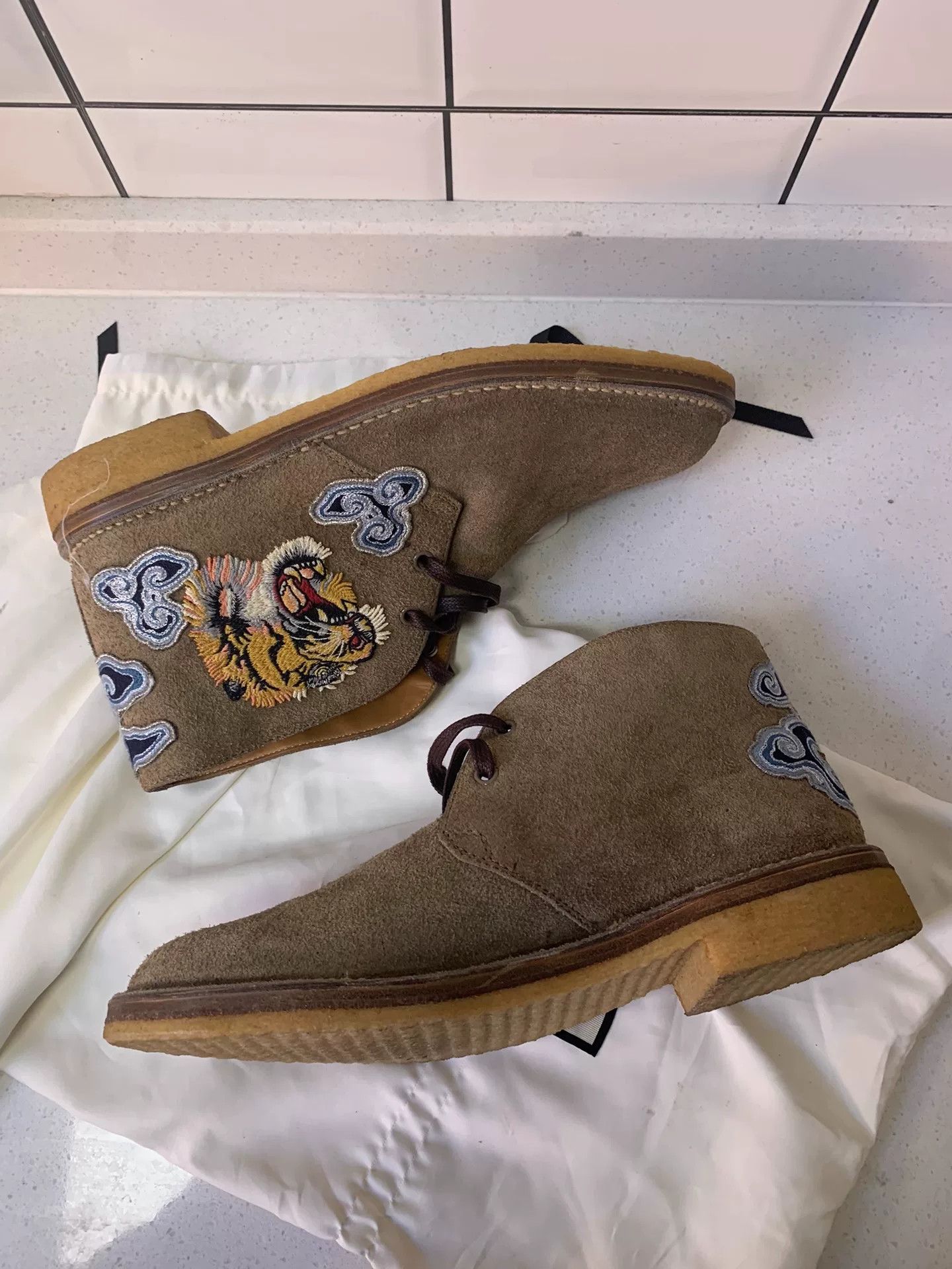 Gucci Gucci Tiger Embroidery Suede Desert Boots Size US 7 / EU 40 - 4 Thumbnail