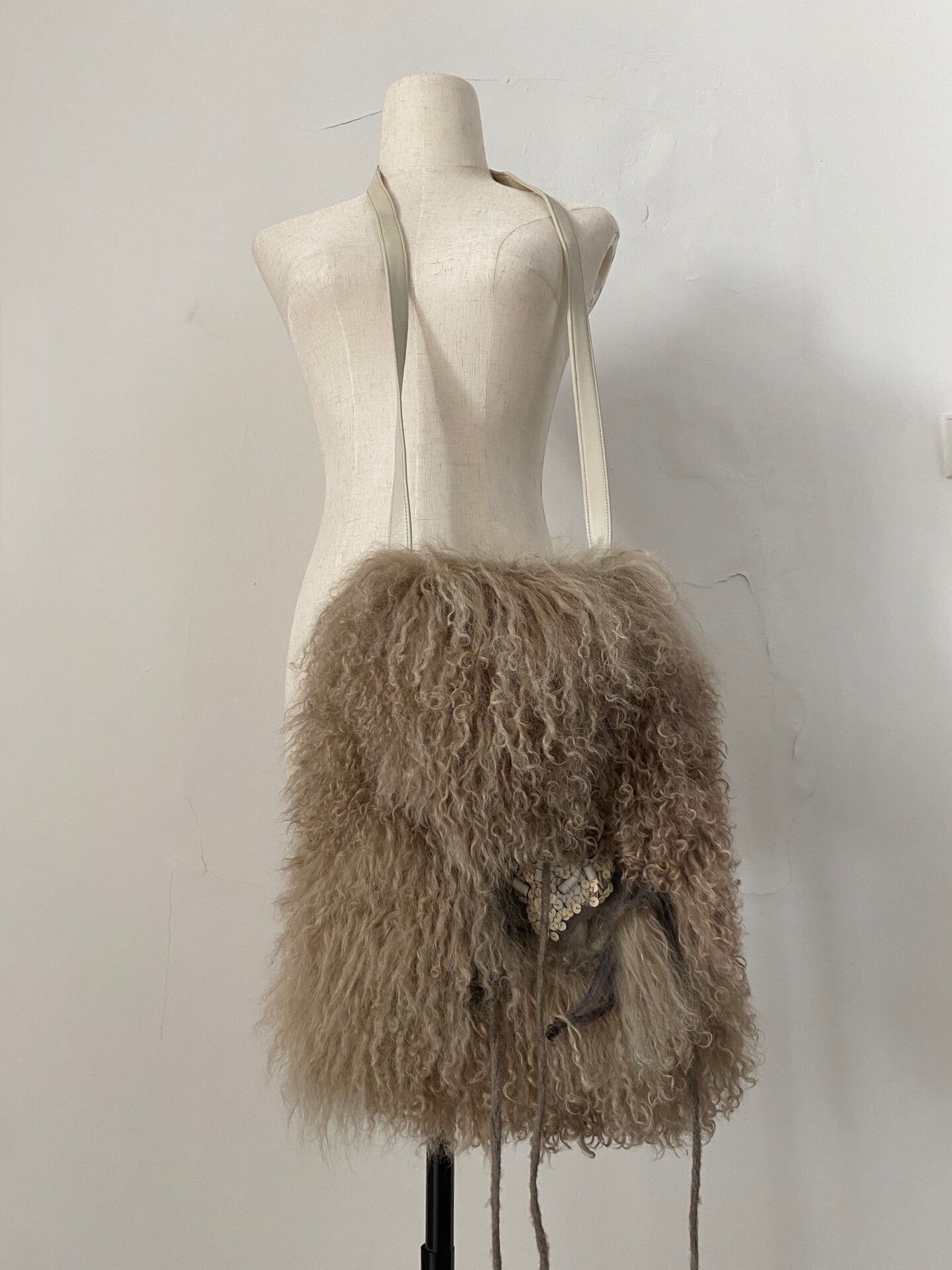 Share Spirit Homme Share Spirit Furry Tassel Crossbody Bag Size ONE SIZE - 4 Thumbnail