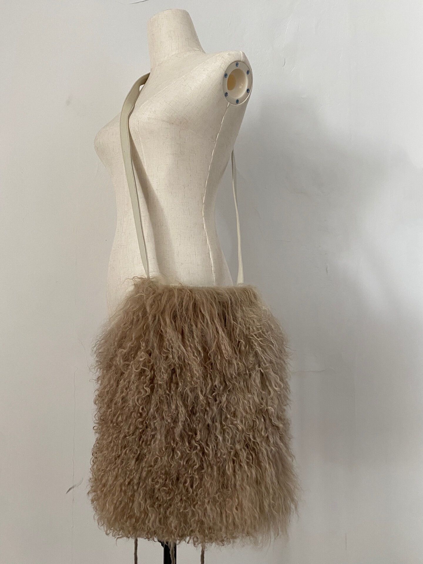 Share Spirit Homme Share Spirit Furry Tassel Crossbody Bag Size ONE SIZE - 5 Thumbnail