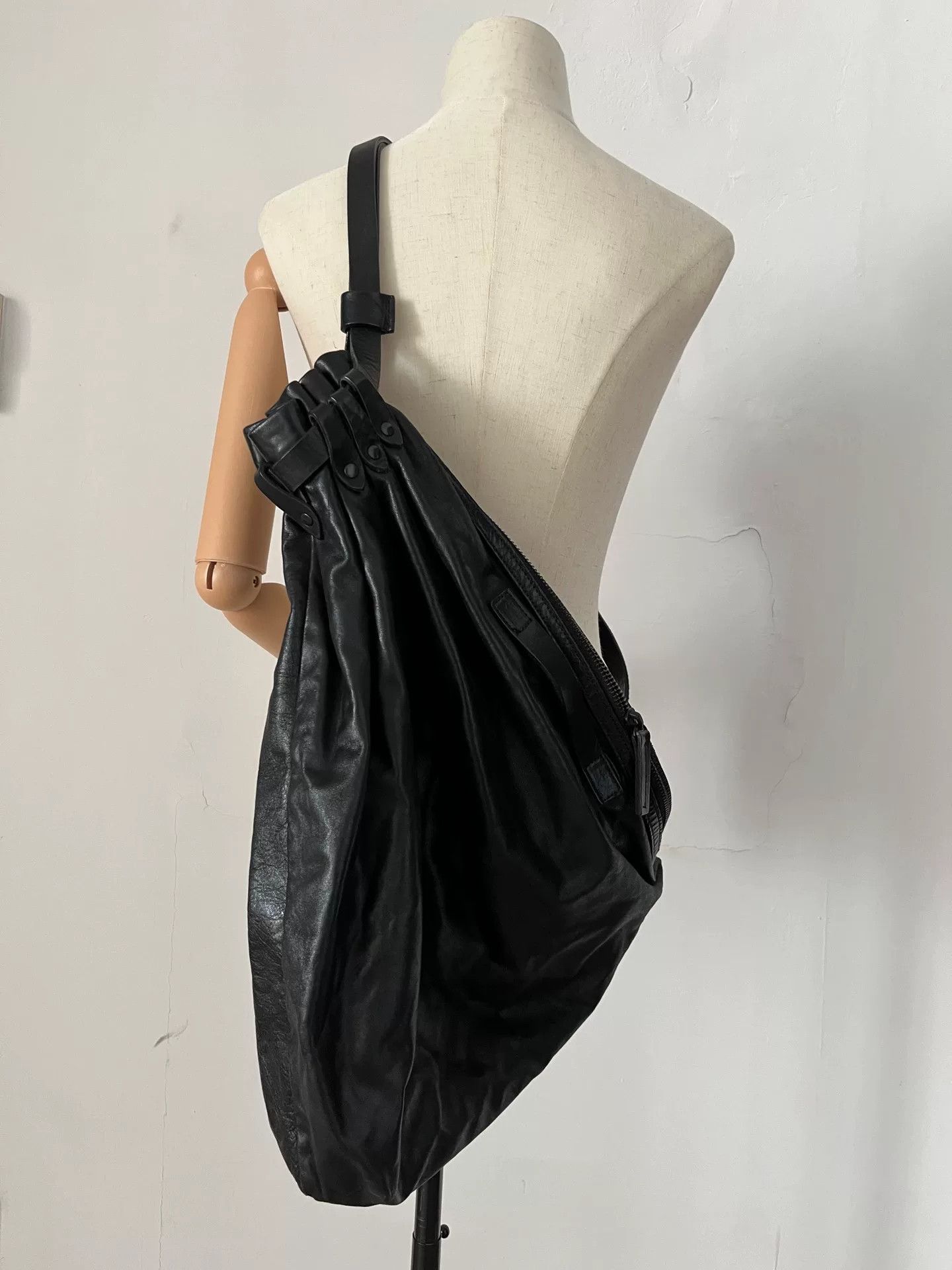 Yohji Yamamoto Yohji Yamamoto Drawstring Crossbody Handbag Size ONE SIZE - 2 Thumbnail