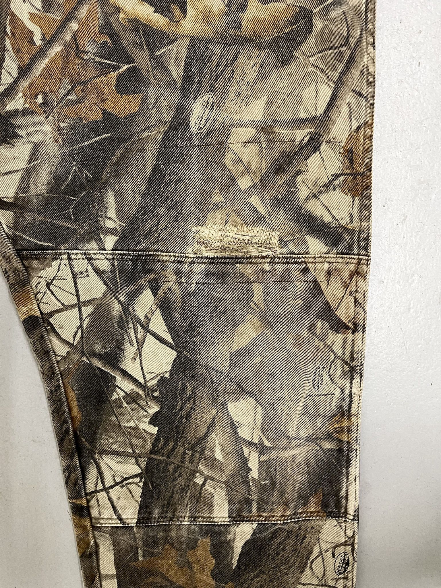 Vintage Vintage Realtree Camo Pants 2000s Wrangler Camo Print Jeans Size 37X30 Size US 37 - 4 Thumbnail