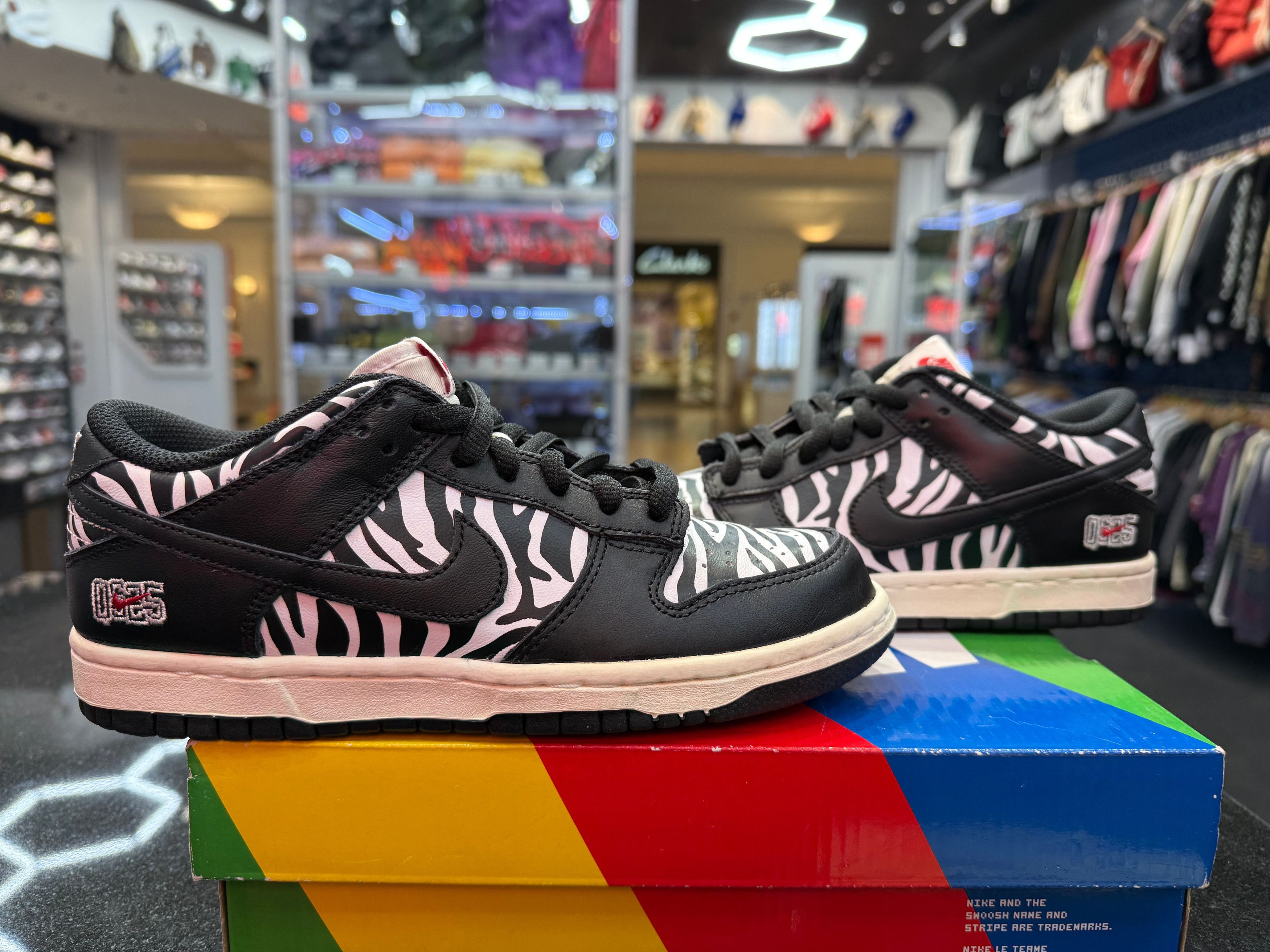 Nike PRE OWNED Sb Dunk Low “Quatersnacks Zebra” Size US 5.5 / EU 38 - 5 Thumbnail