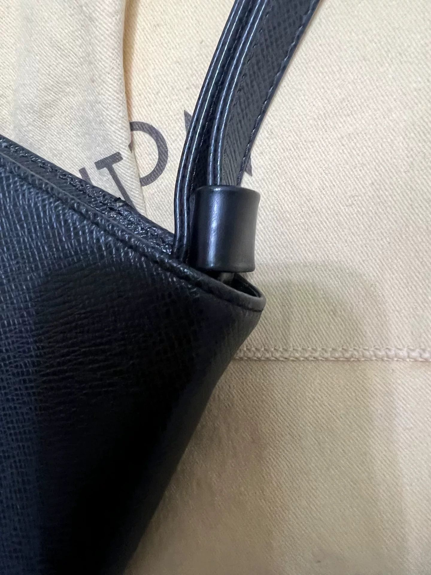 Louis Vuitton Louis Vuitton Men's Leather Handbag Size ONE SIZE - 4 Thumbnail
