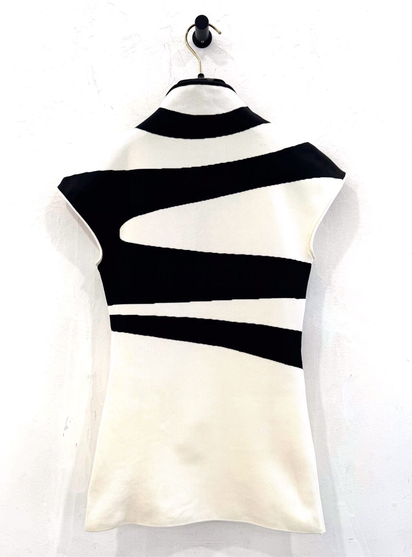 Louis Vuitton Louis Vuitton Black White Irregular Stripe Sleeveless Knit Size XS / US 0-2 / IT 36-38 - 3 Thumbnail