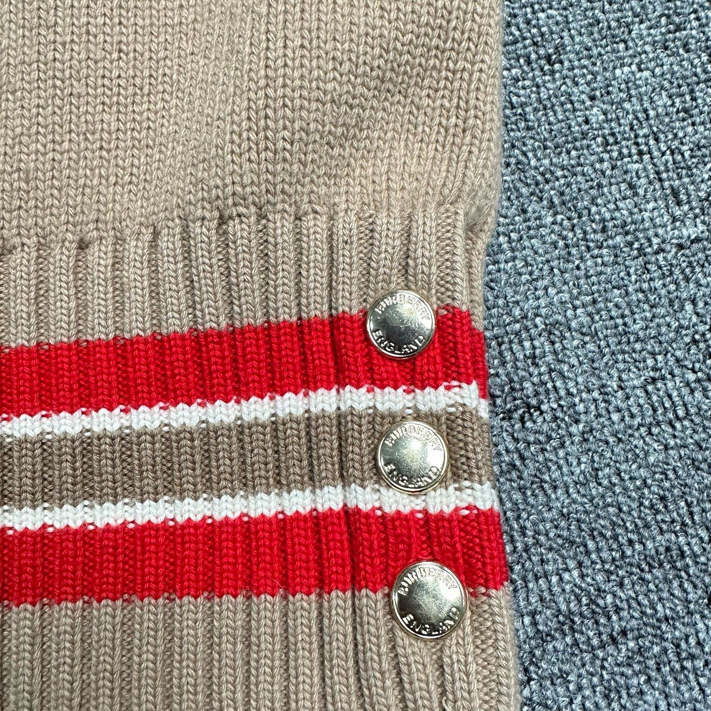 Burberry Burberry V-neck Knit Sweater XS Size XS / US 0-2 / IT 36-38 - 4 Thumbnail