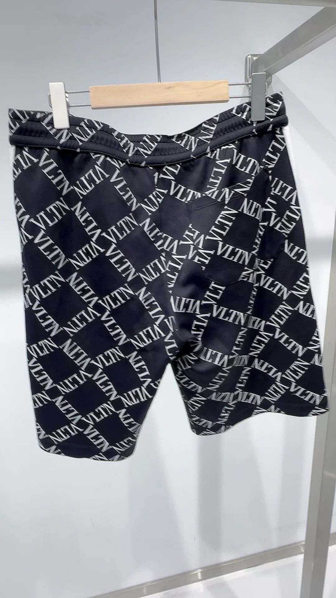 Valentino Valentino Black Logo Print Shorts Size US 33 - 2 Thumbnail