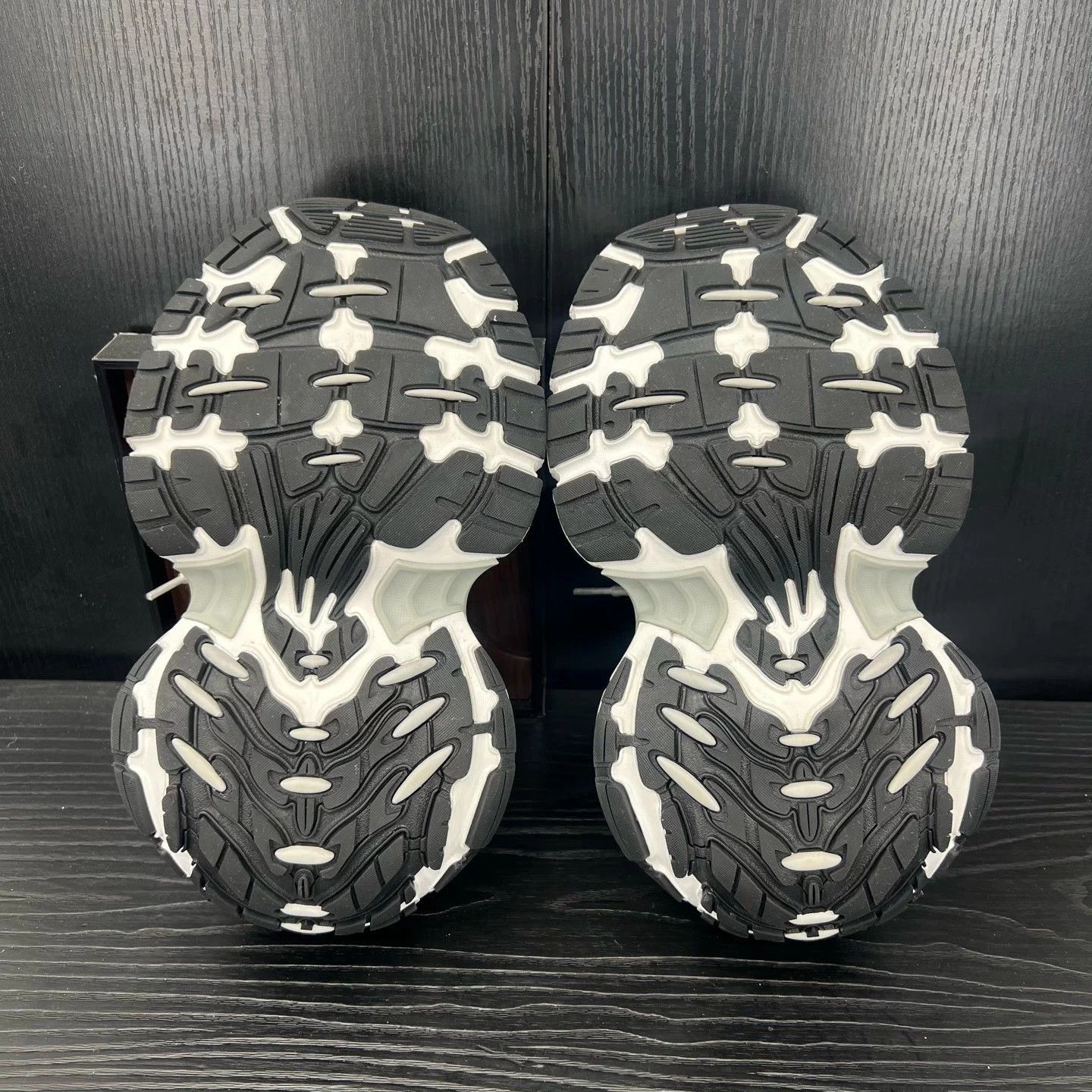Balenciaga Gray Low-Top Sneakers Size 6 Size US 6 / EU 39 - 6 Thumbnail