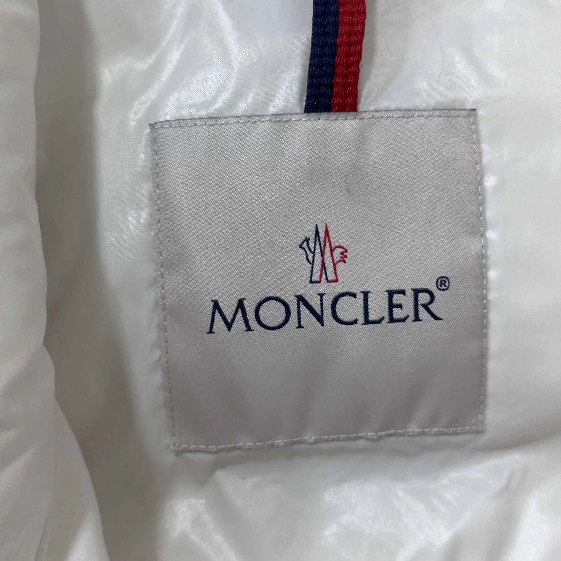 Moncler White Puffer Vest with Button Closure - Size M Size US M / EU 48-50 / 2 - 4 Thumbnail