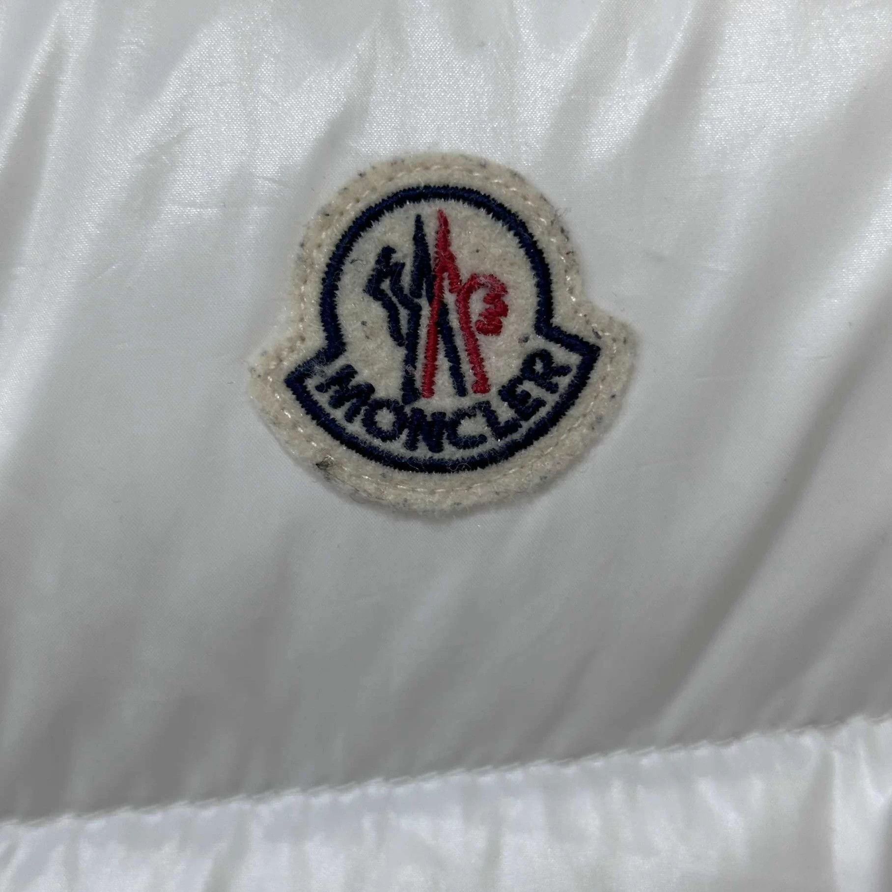 Moncler White Puffer Vest with Button Closure - Size M Size US M / EU 48-50 / 2 - 6 Thumbnail
