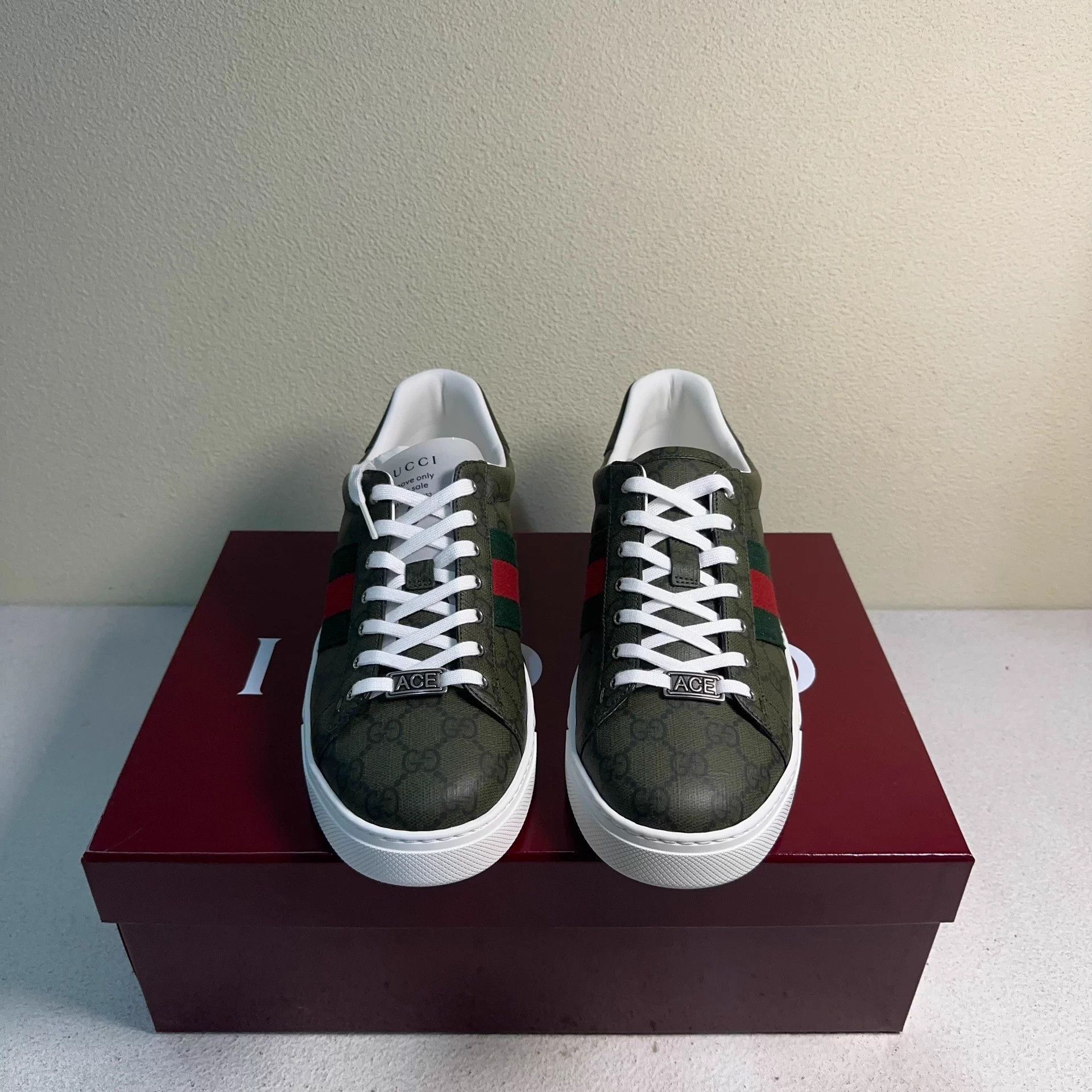 Gucci Green Low Top Sneakers with Stripe Design Size US 10.5 / EU 43-44 - 2 Thumbnail