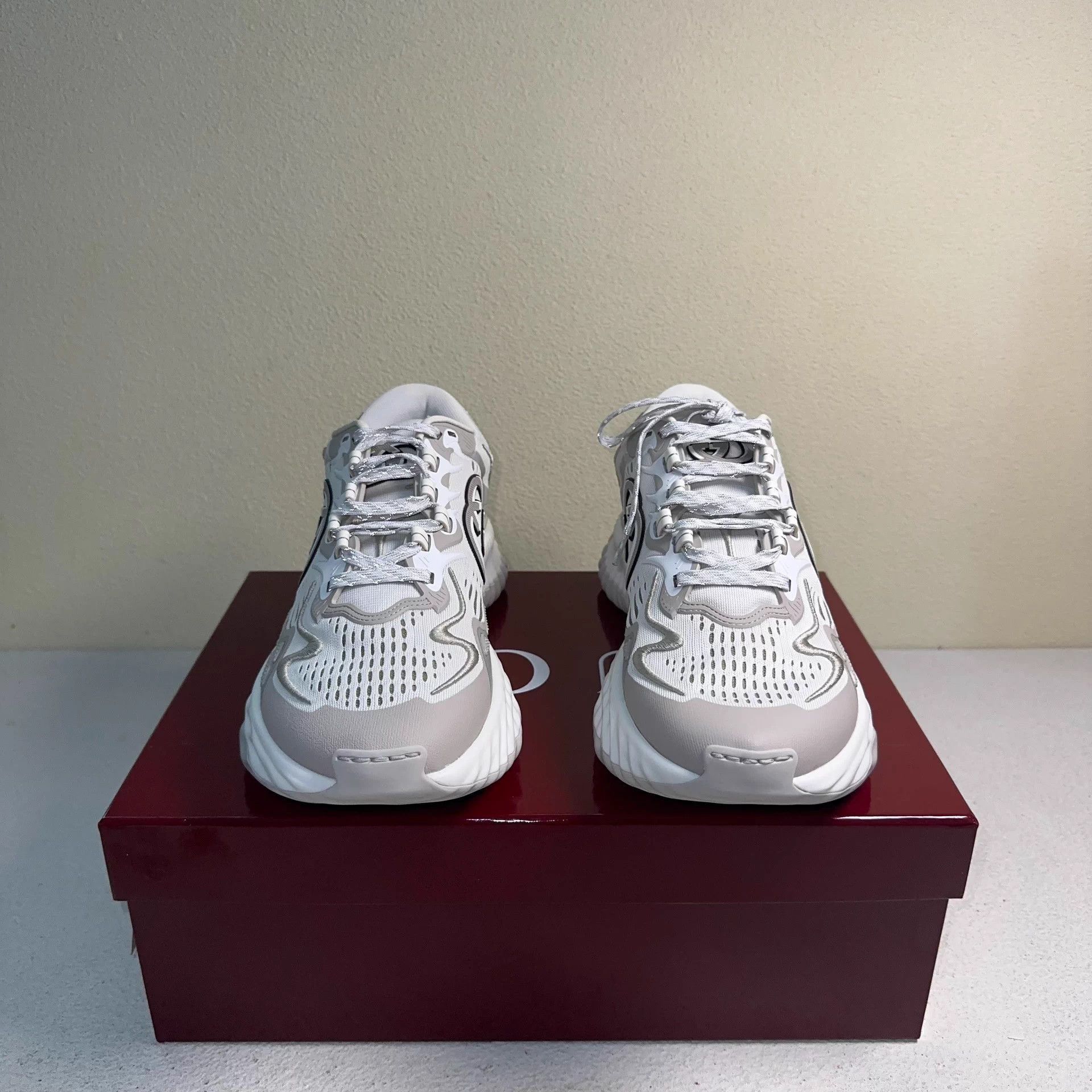 Gucci Gray Low-Top Sneakers Size 9 Size US 9 / EU 42 - 2 Thumbnail