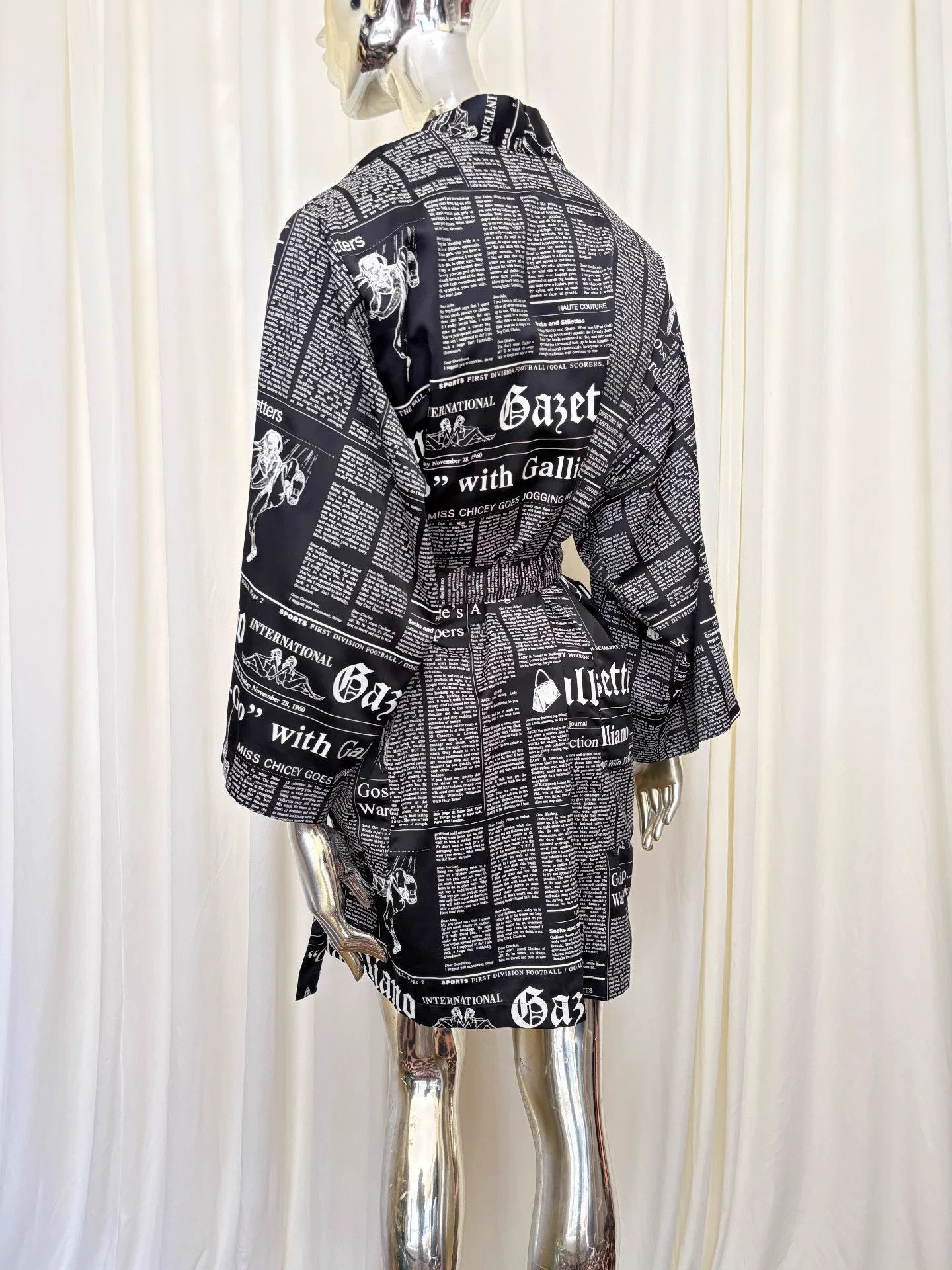 John Galliano Black Newspaper Print Robe with Belt Size US S / EU 44-46 / 1 - 4 Thumbnail