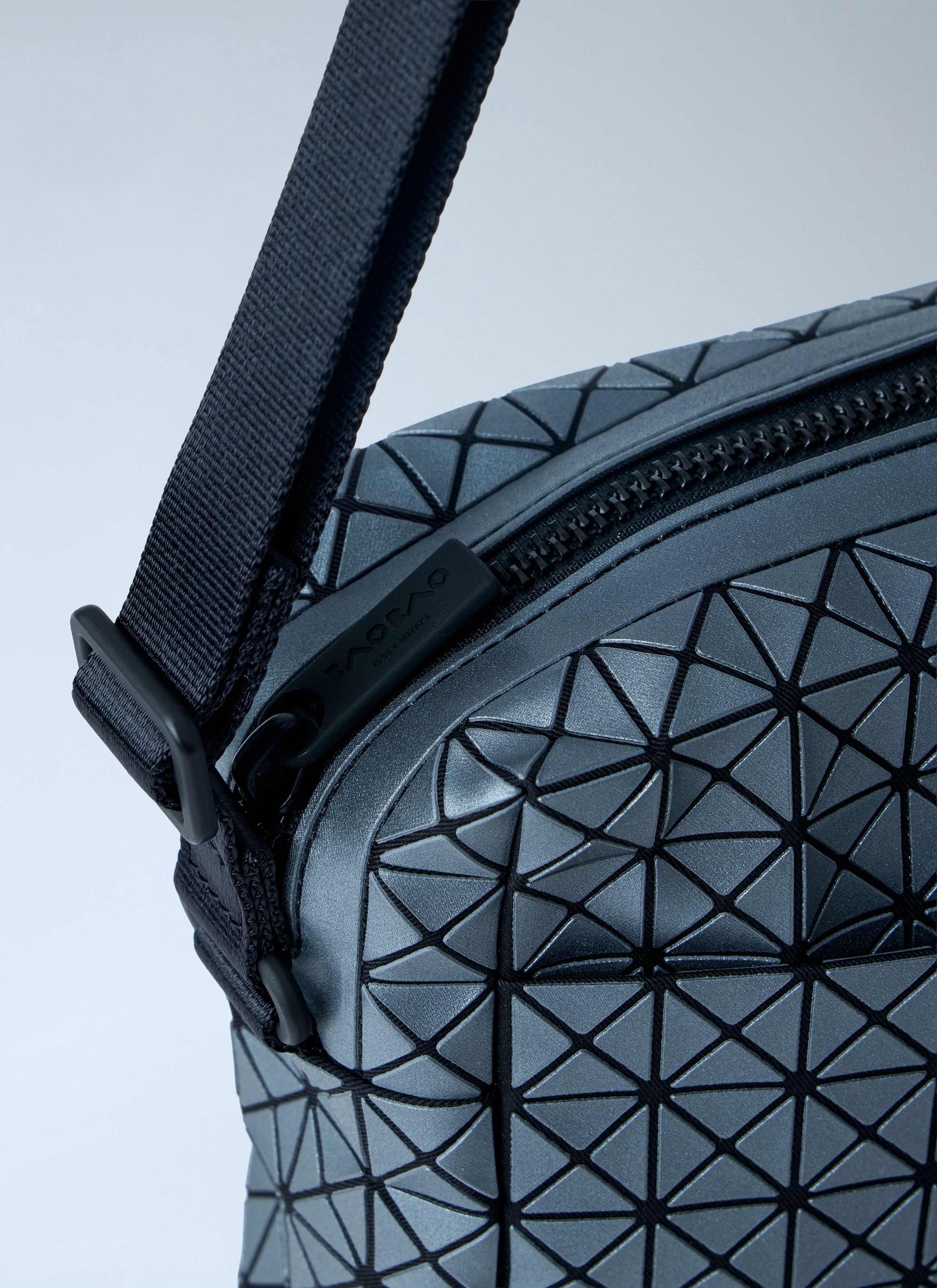 Issey Miyake Bao Bao Voyager Reflector Crossbody Bag Size ONE SIZE - 4 Thumbnail