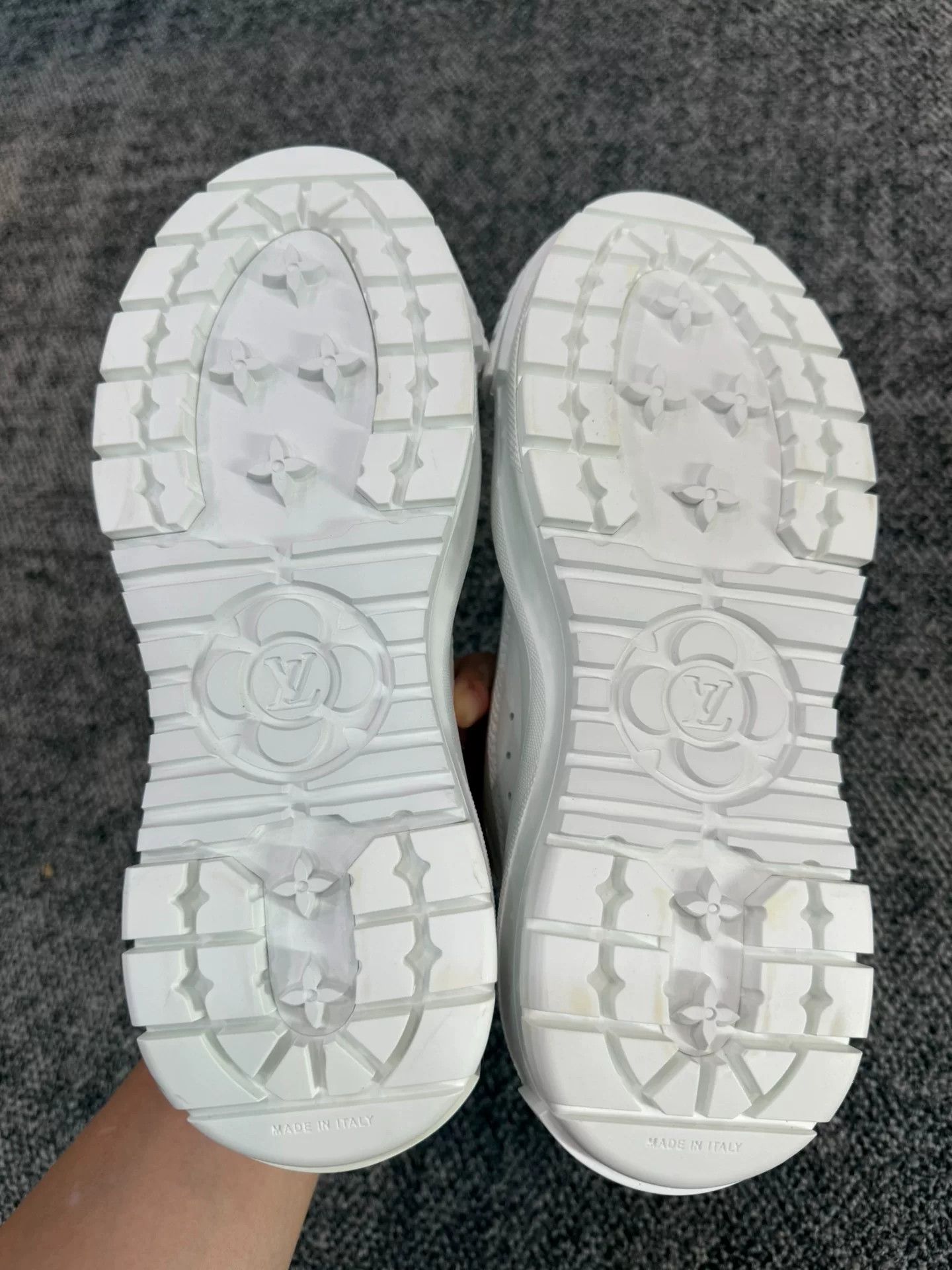 Louis Vuitton LV Women's White Logo Sneakers 35.5 Size US 4.5 / IT 34.5 - 4 Thumbnail