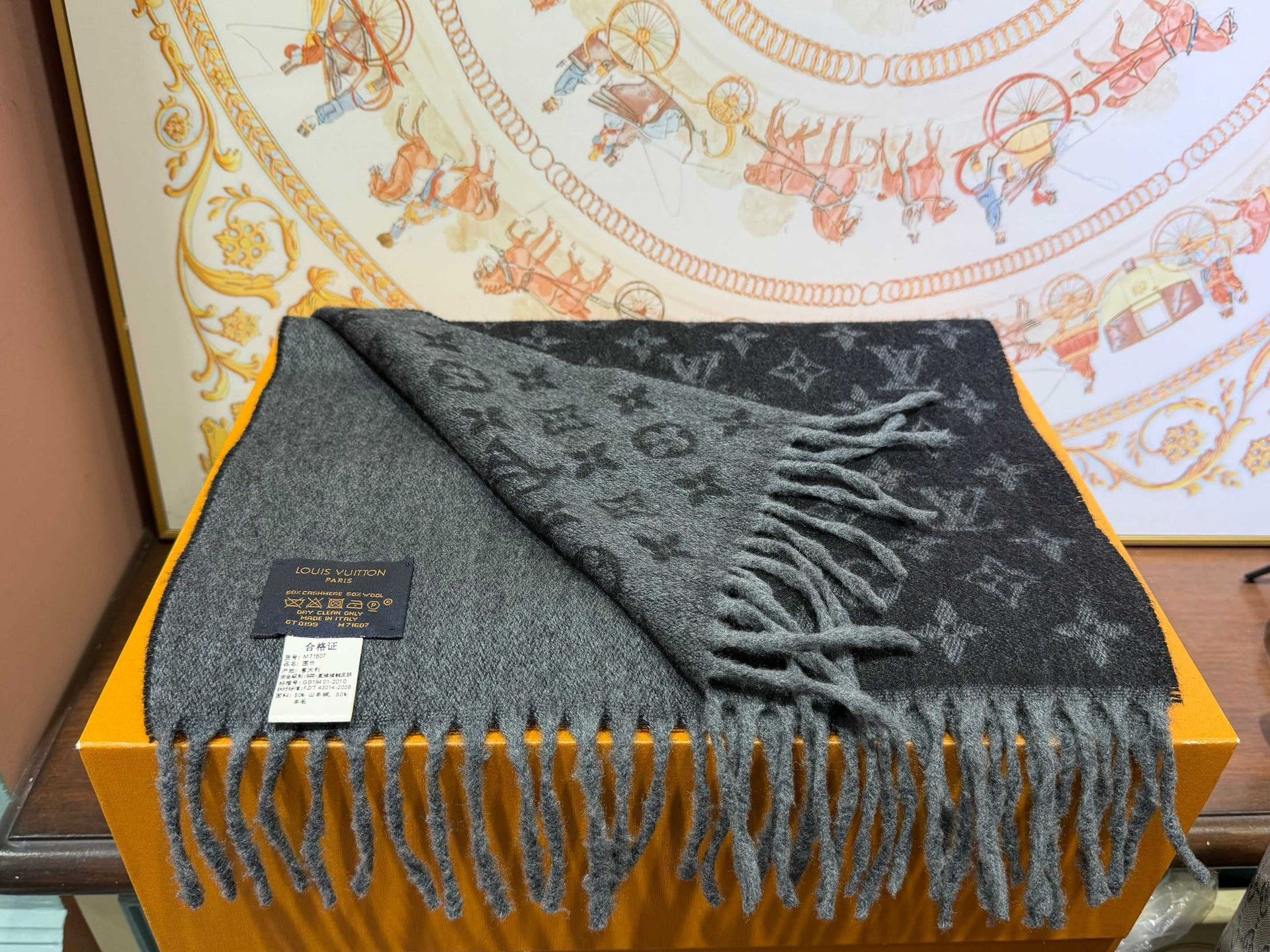 Louis Vuitton LV Monogram Gradient Cashmere Scarf Size ONE SIZE - 3 Thumbnail