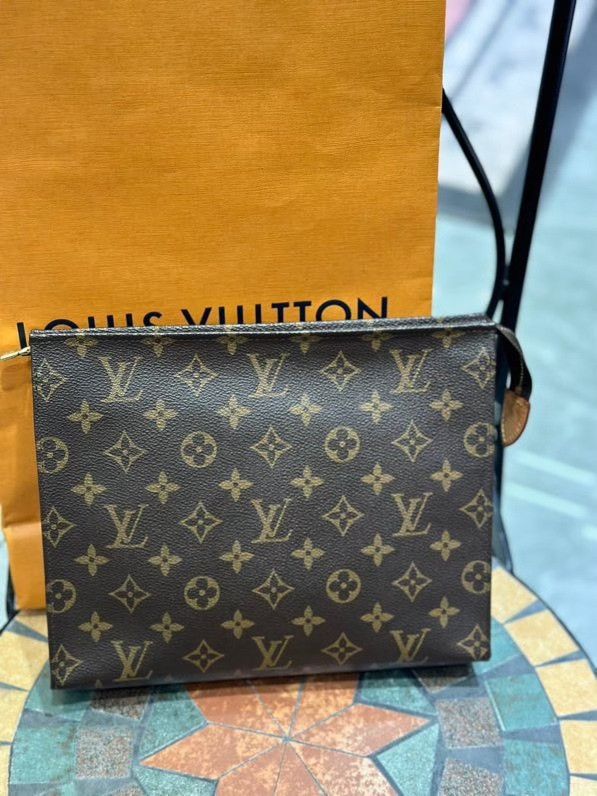 Louis Vuitton Louis Vuitton 19 Toiletry Pouch Size ONE SIZE - 4 Thumbnail