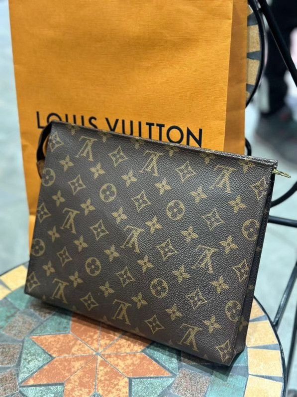 Louis Vuitton Louis Vuitton 19 Toiletry Pouch Size ONE SIZE - 3 Thumbnail
