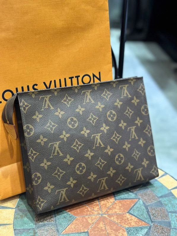 Louis Vuitton Louis Vuitton 19 Toiletry Pouch Size ONE SIZE - 2 Thumbnail
