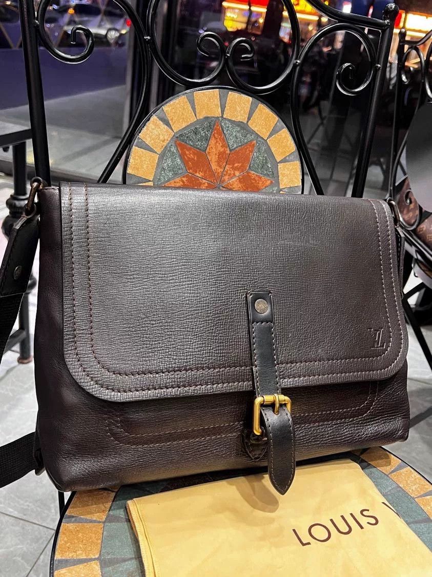Louis Vuitton Louis Vuitton Men's Brown Cowhide Messenger Bag Size ONE SIZE - 4 Thumbnail